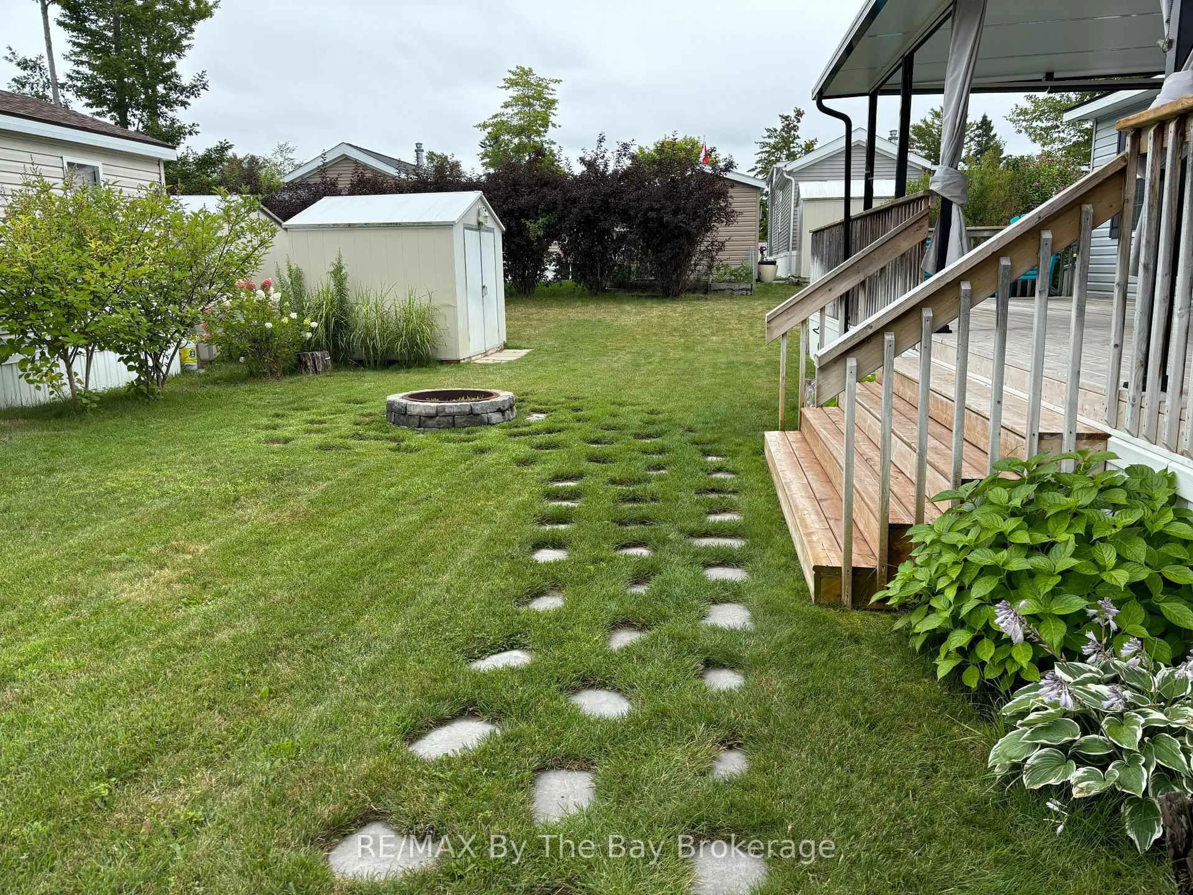 A pic from outside/outdoor area/front of a property/back of a property/a pic from drone, unknown for 15 Chippewa Tr, Wasaga Beach Ontario L9Z 1X7