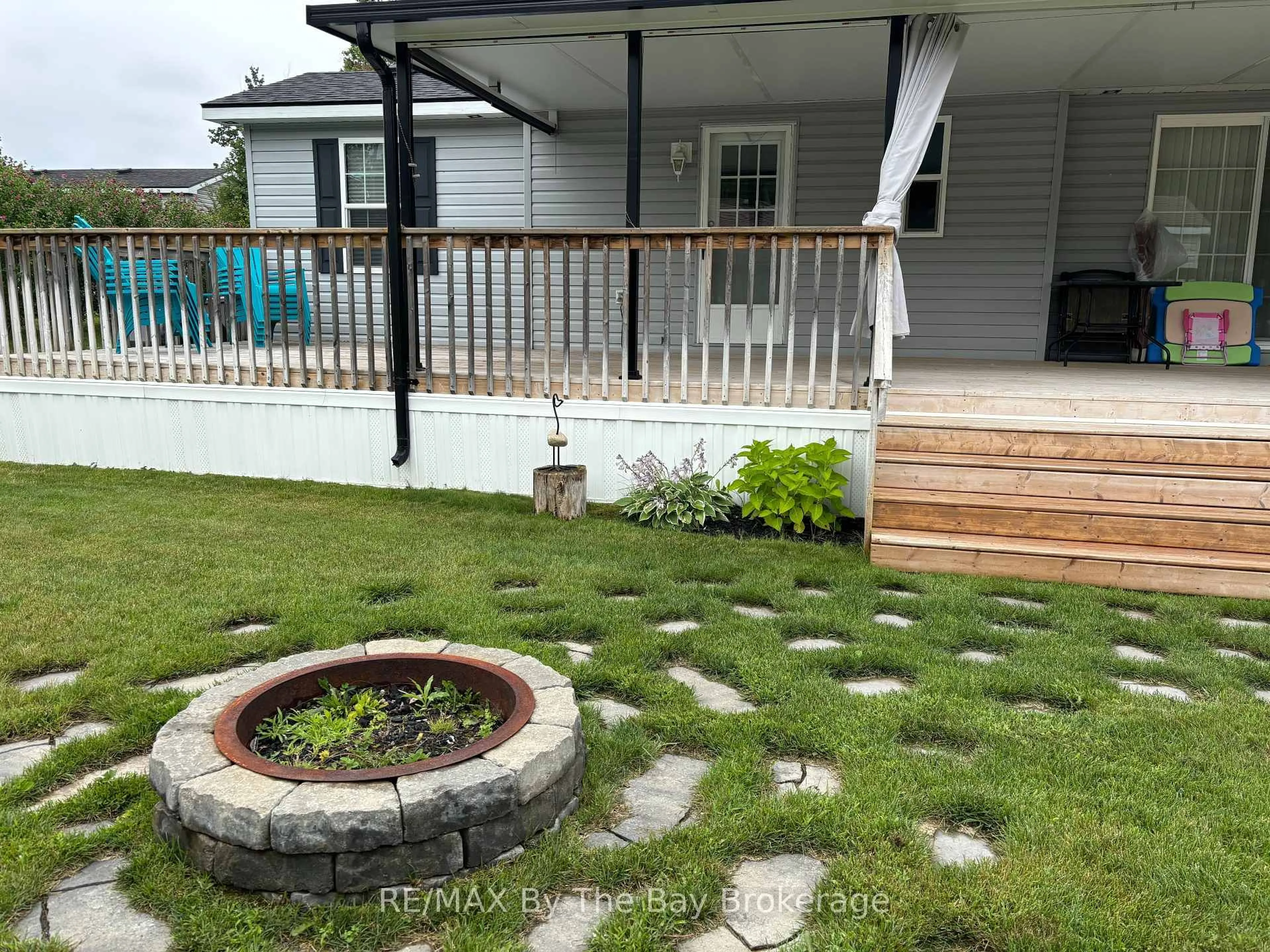 Patio, unknown for 15 Chippewa Tr, Wasaga Beach Ontario L9Z 1X7