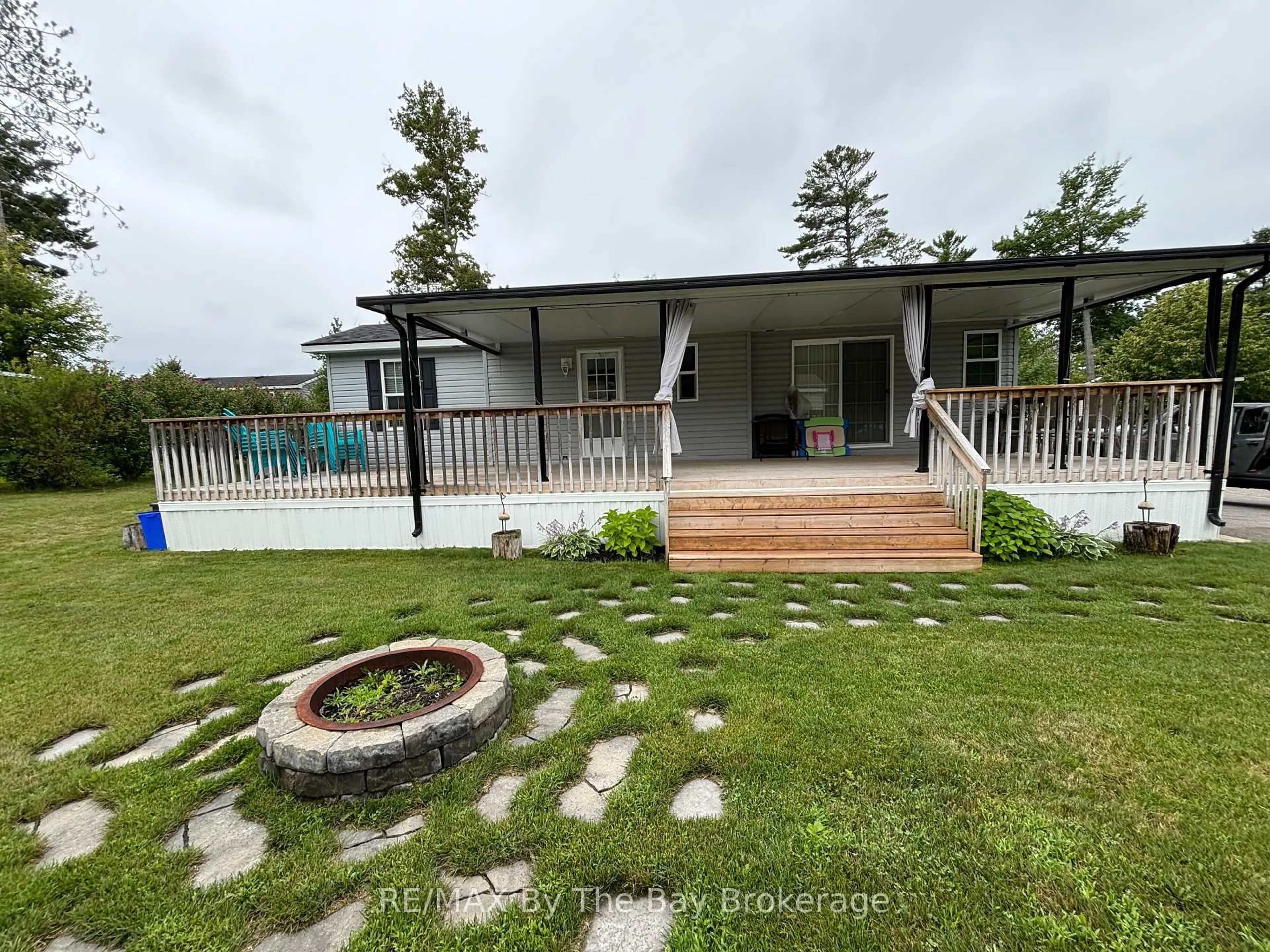 A pic from outside/outdoor area/front of a property/back of a property/a pic from drone, unknown for 15 Chippewa Tr, Wasaga Beach Ontario L9Z 1X7