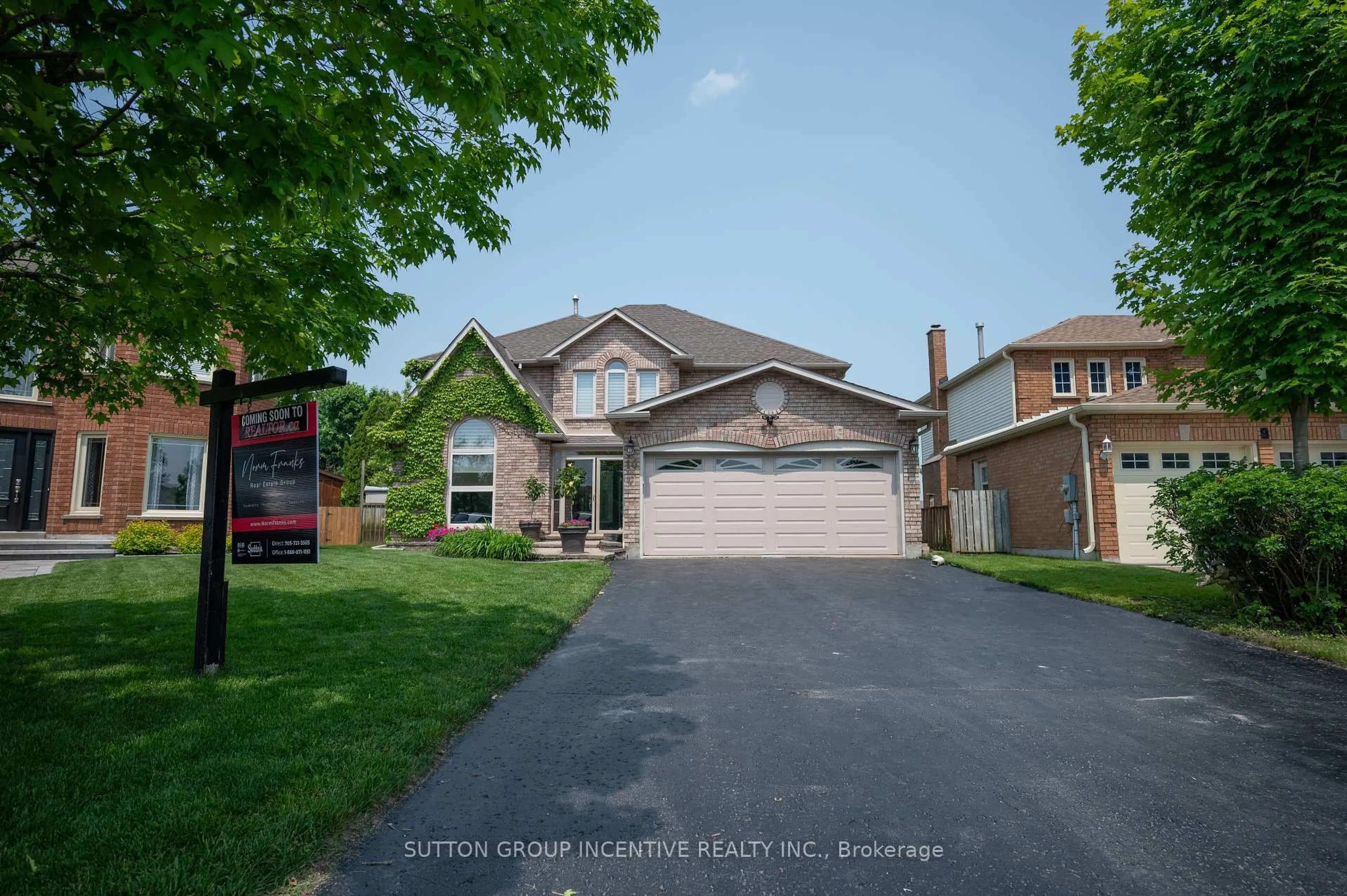 Home with brick exterior material, street for 10 Gordon Crt, Barrie Ontario L4N 7A4