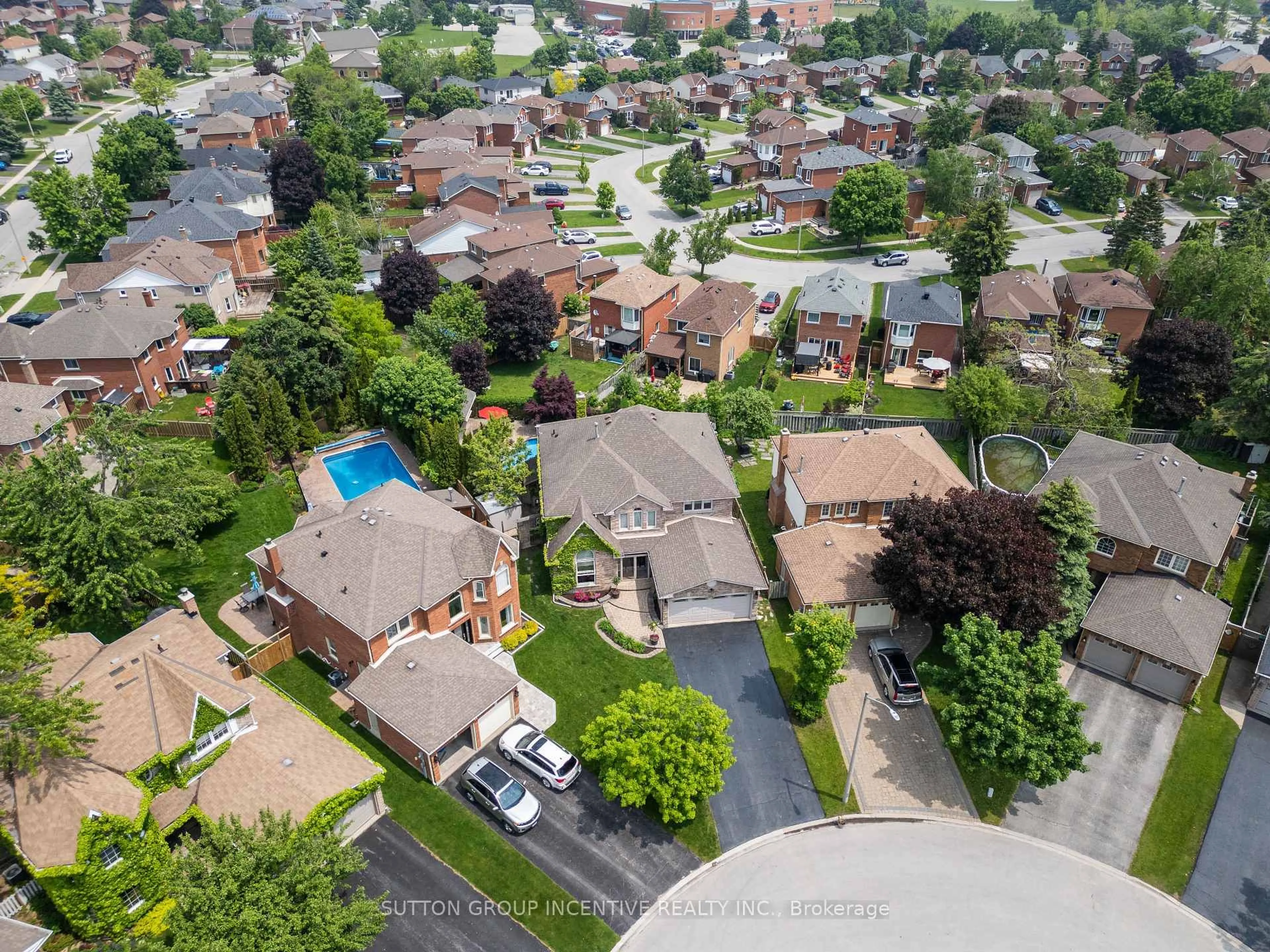 A pic from outside/outdoor area/front of a property/back of a property/a pic from drone, street for 10 Gordon Crt, Barrie Ontario L4N 7A4