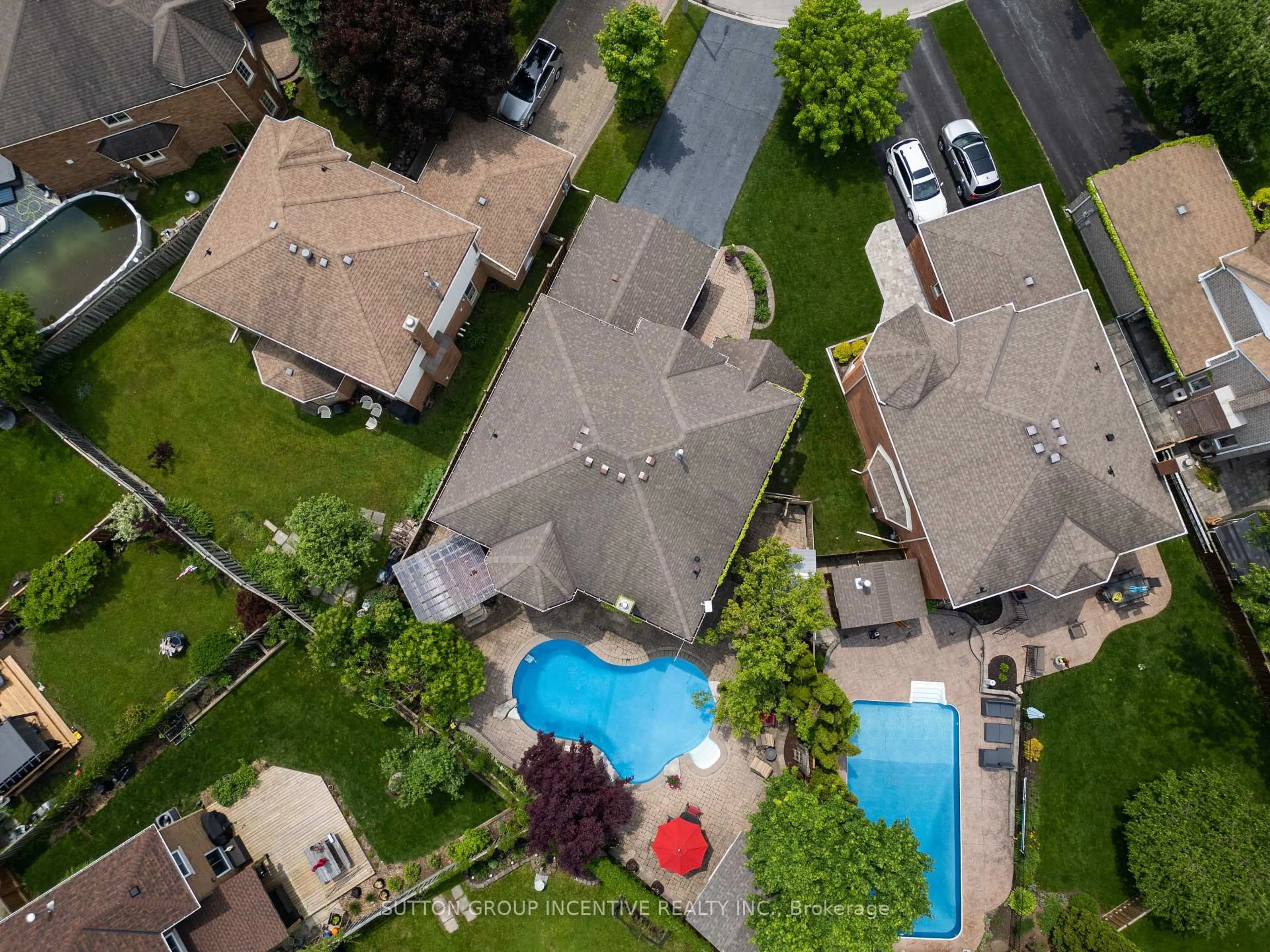 A pic from outside/outdoor area/front of a property/back of a property/a pic from drone, street for 10 Gordon Crt, Barrie Ontario L4N 7A4