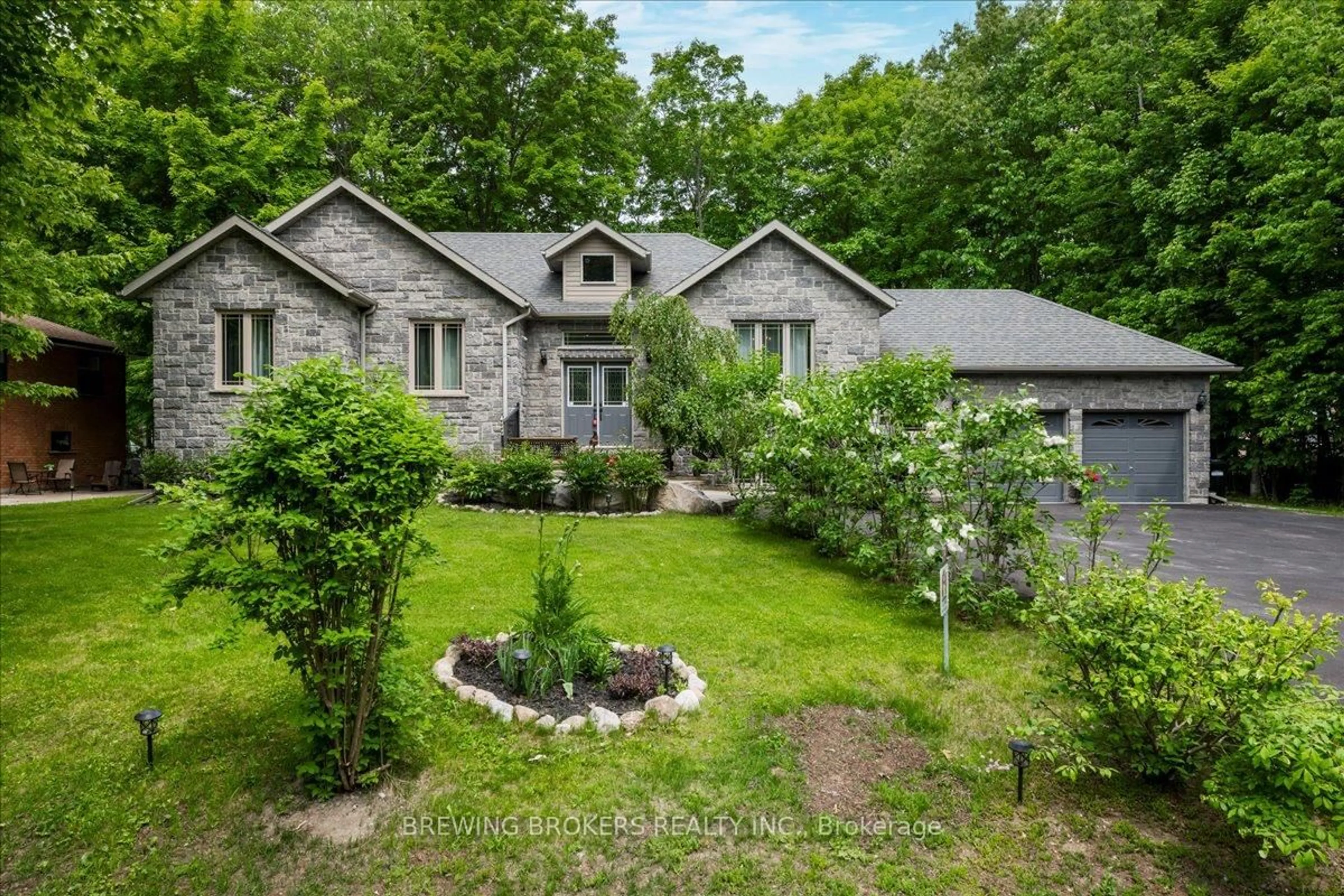 A pic from outside/outdoor area/front of a property/back of a property/a pic from drone, unknown for 79 Forest Circ, Tiny Ontario L9M 0H4