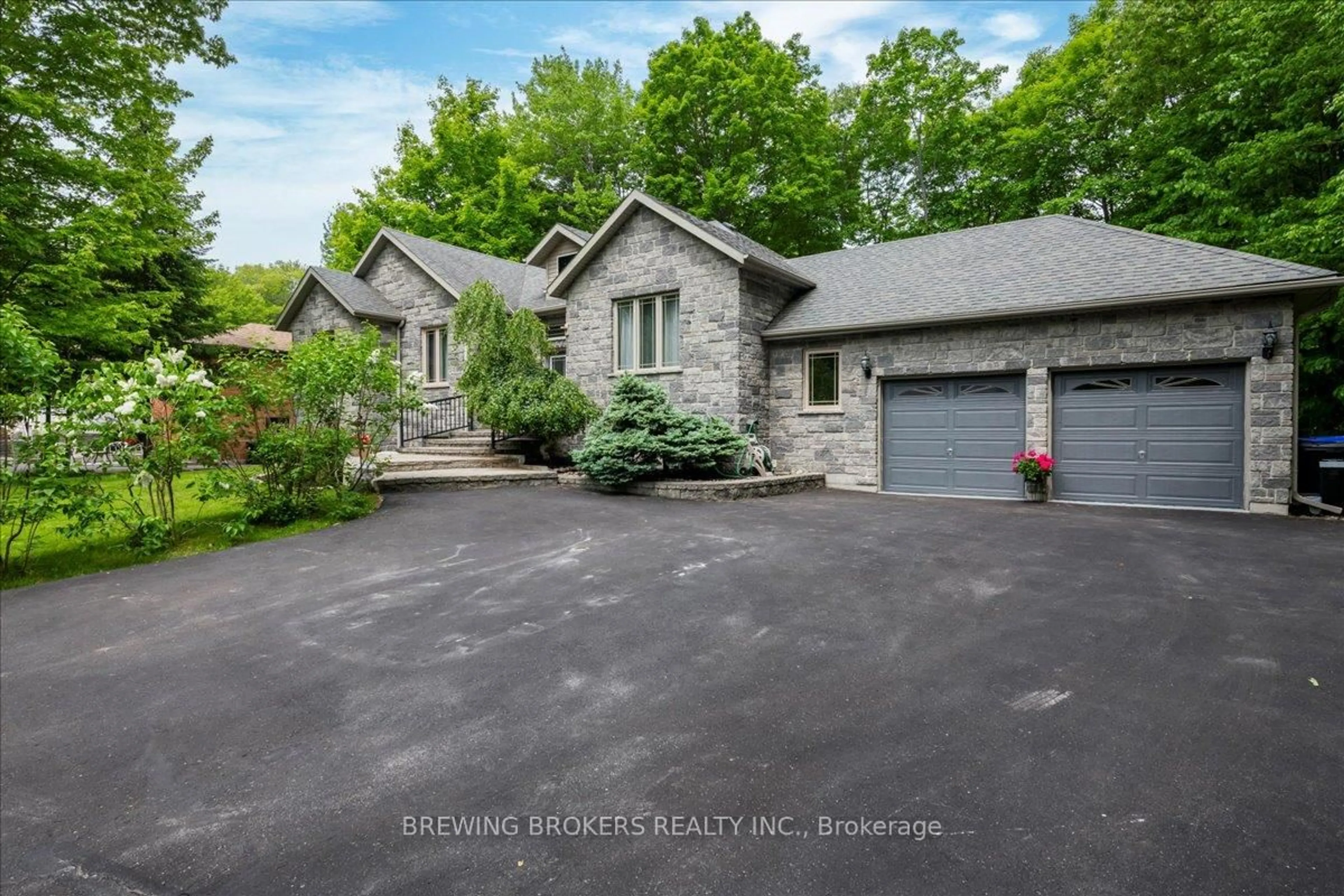 A pic from outside/outdoor area/front of a property/back of a property/a pic from drone, street for 79 Forest Circ, Tiny Ontario L9M 0H4