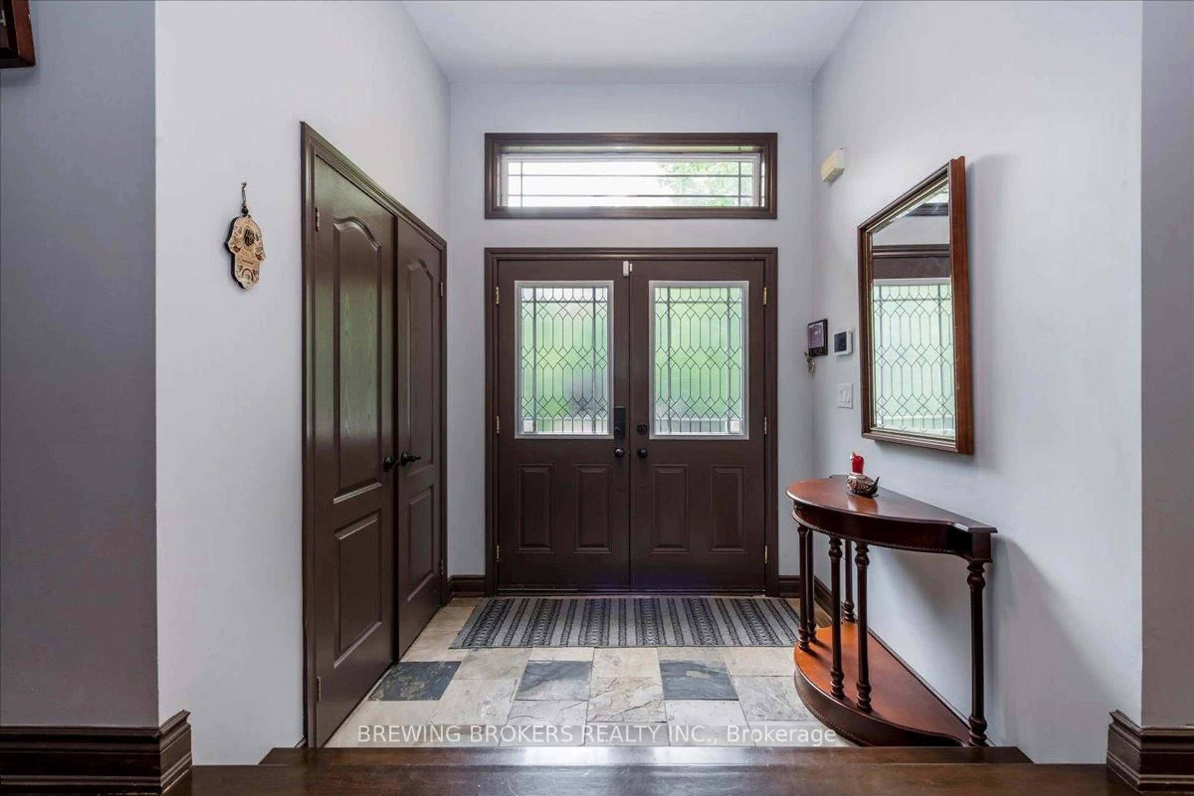 Indoor foyer for 79 Forest Circ, Tiny Ontario L9M 0H4
