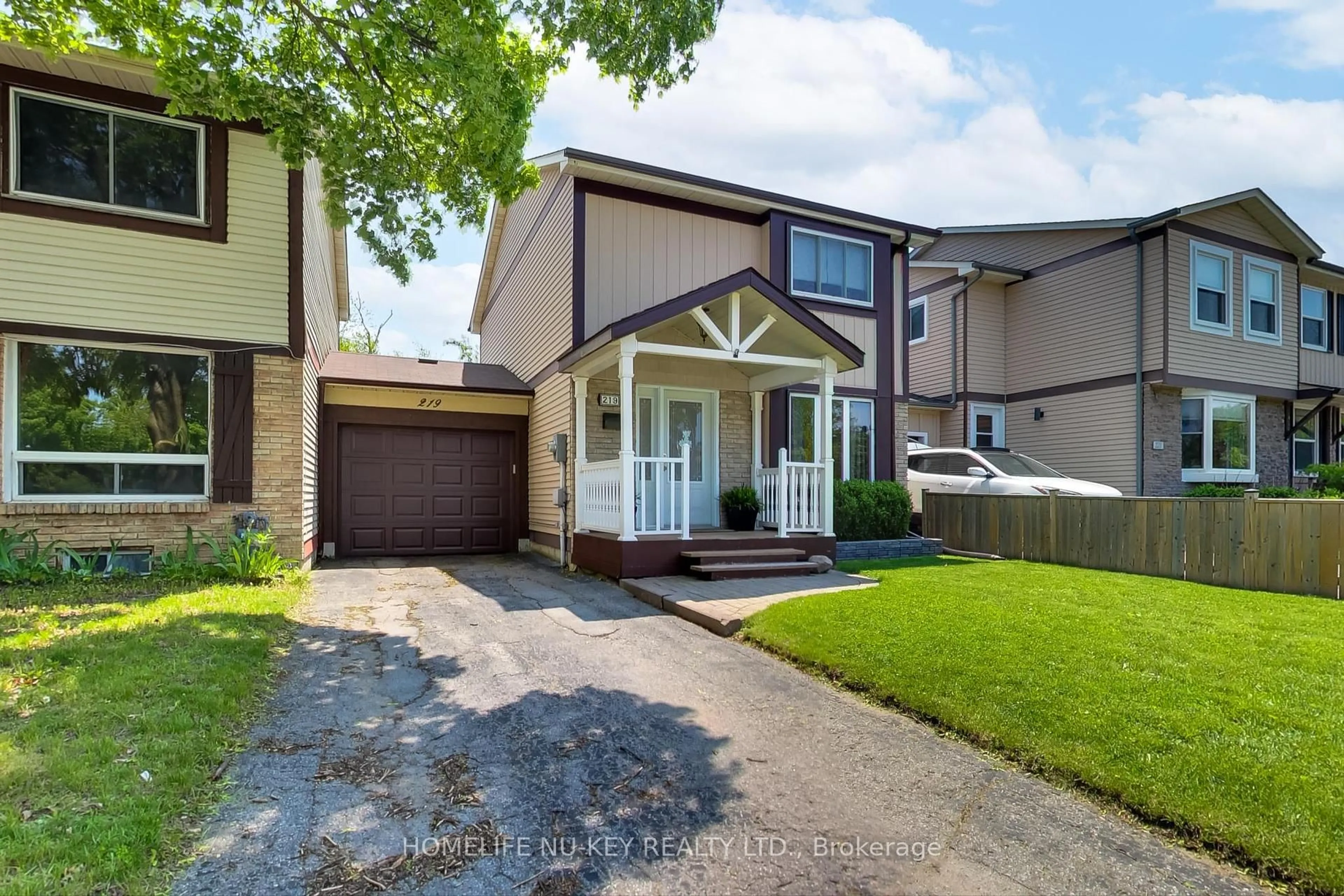 A pic from outside/outdoor area/front of a property/back of a property/a pic from drone, street for 219 Cundles Rd, Barrie Ontario L4N 4V2