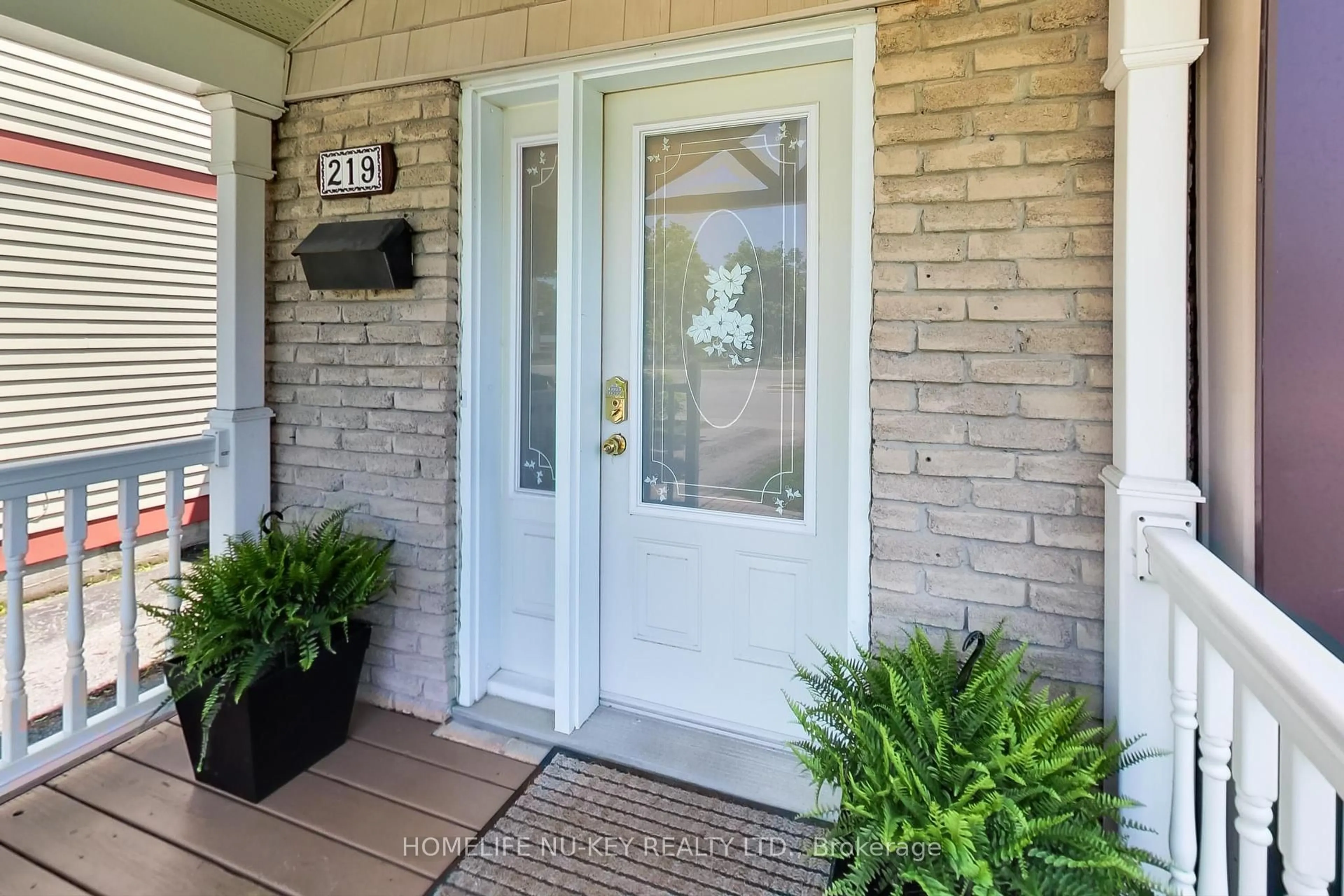 Indoor entryway for 219 Cundles Rd, Barrie Ontario L4N 4V2