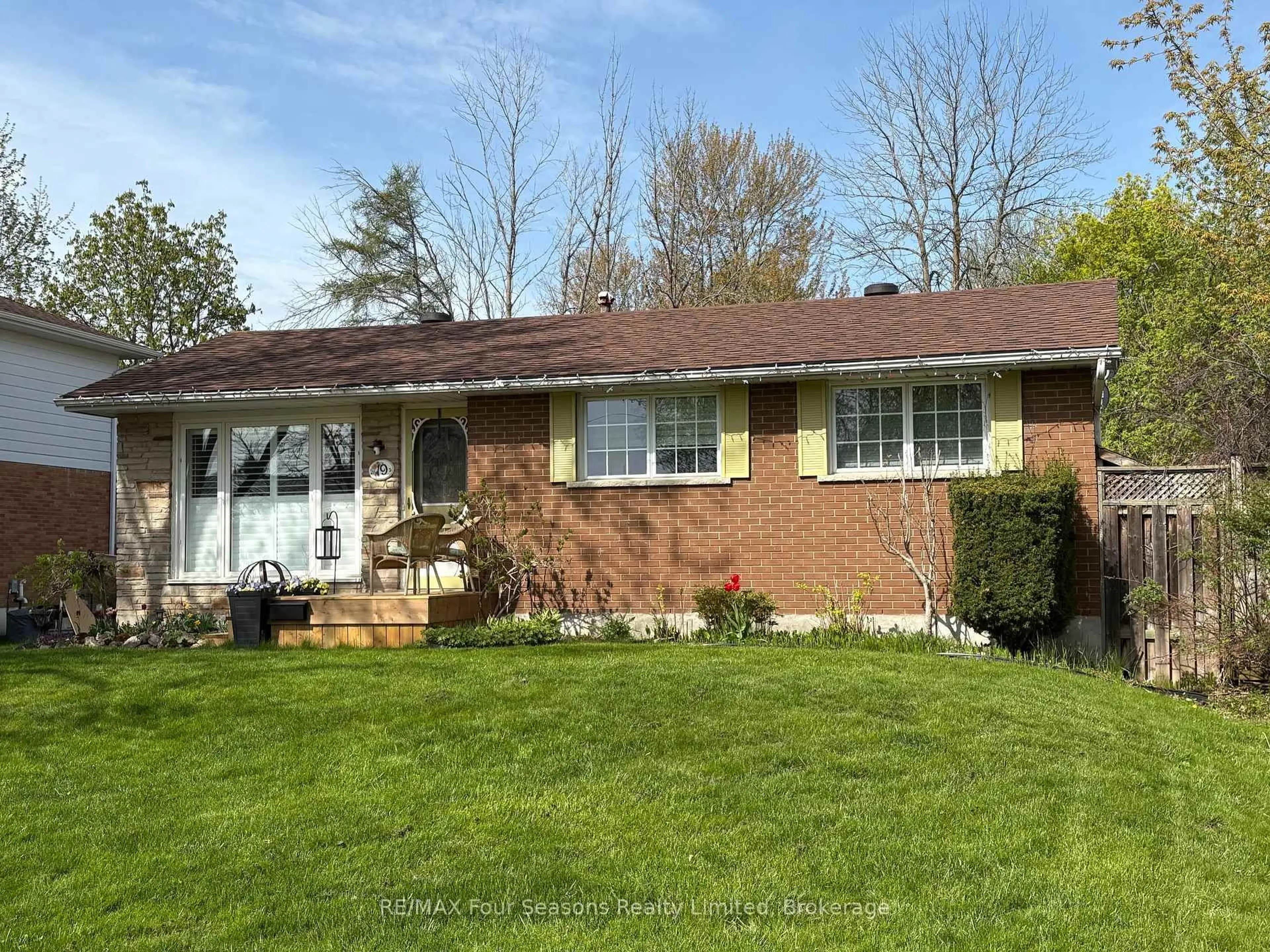 Home with vinyl exterior material, street for 19 Clarkson Cres, Collingwood Ontario L9Y 3B7