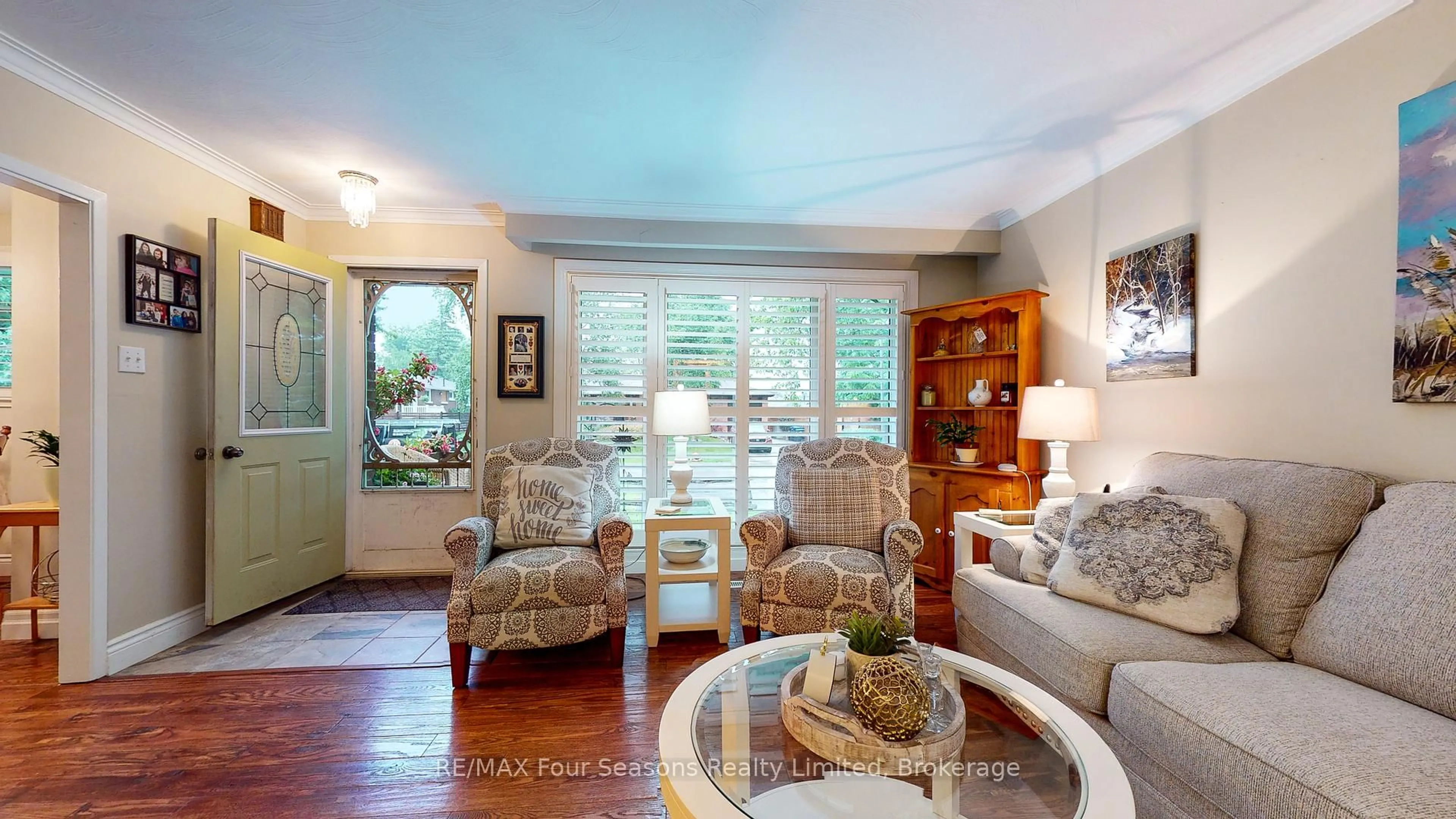 Living room with furniture, wood/laminate floor for 19 Clarkson Cres, Collingwood Ontario L9Y 3B7
