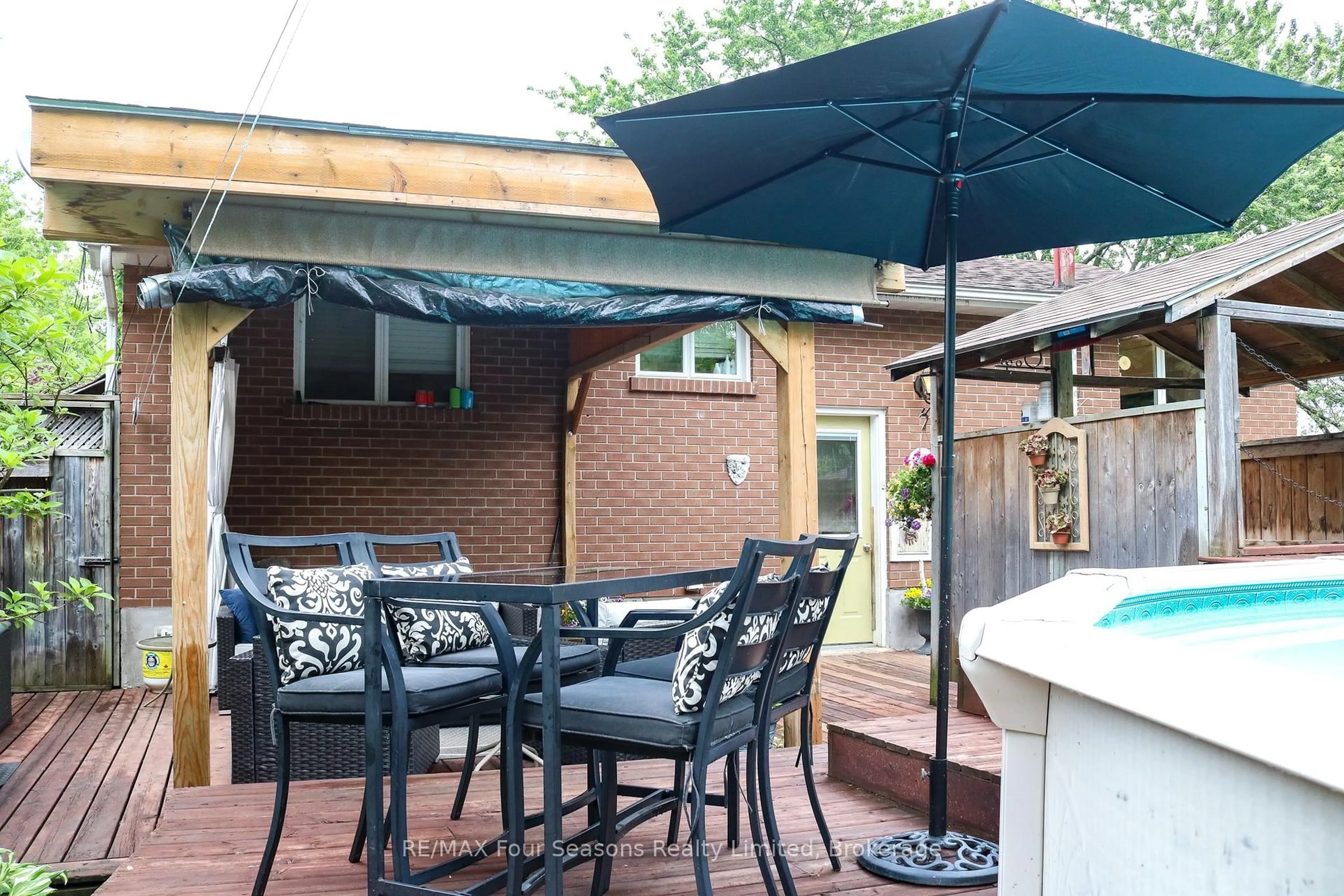 Patio, street for 19 Clarkson Cres, Collingwood Ontario L9Y 3B7