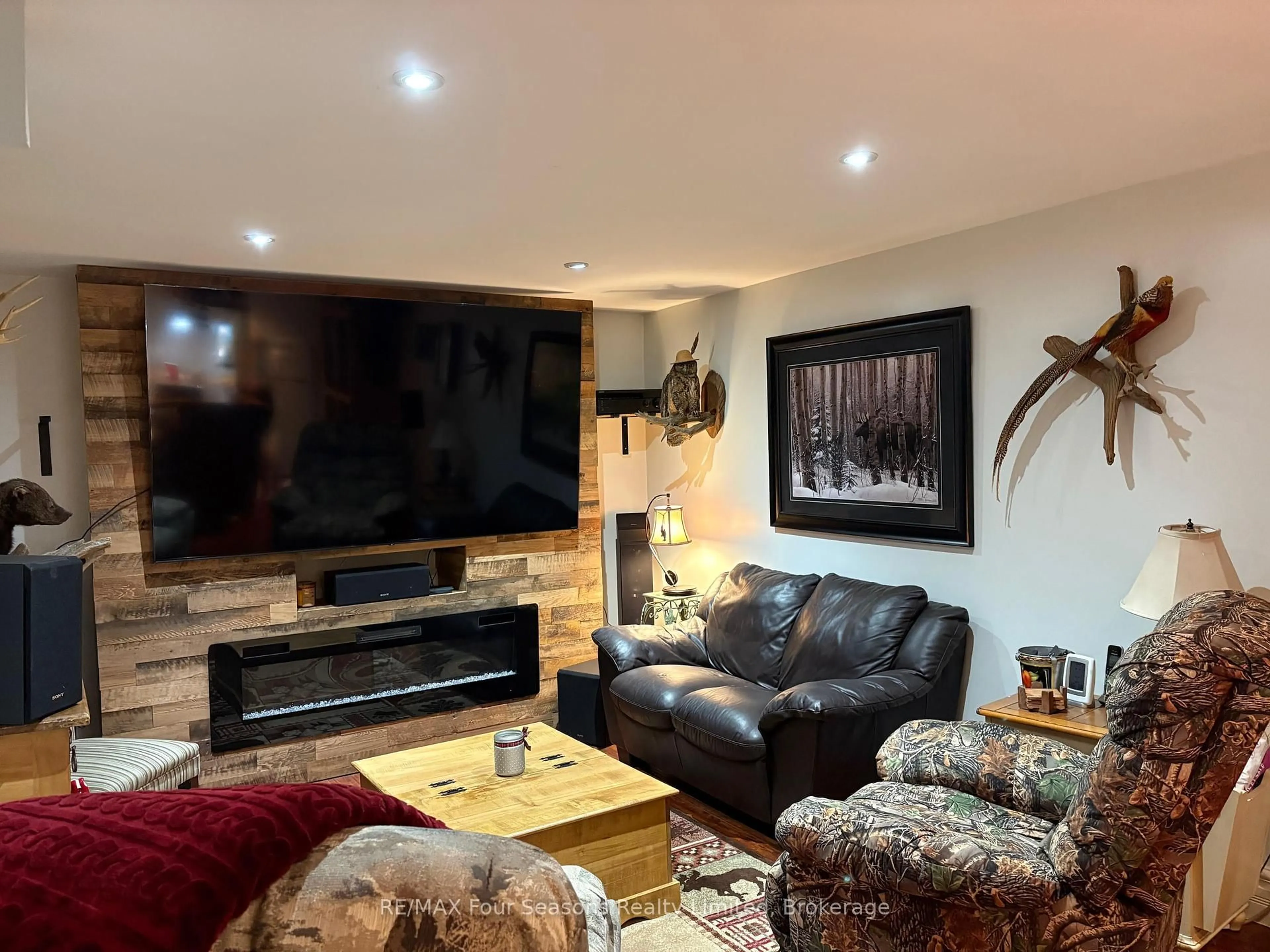 Living room with furniture, wood/laminate floor for 19 Clarkson Cres, Collingwood Ontario L9Y 3B7