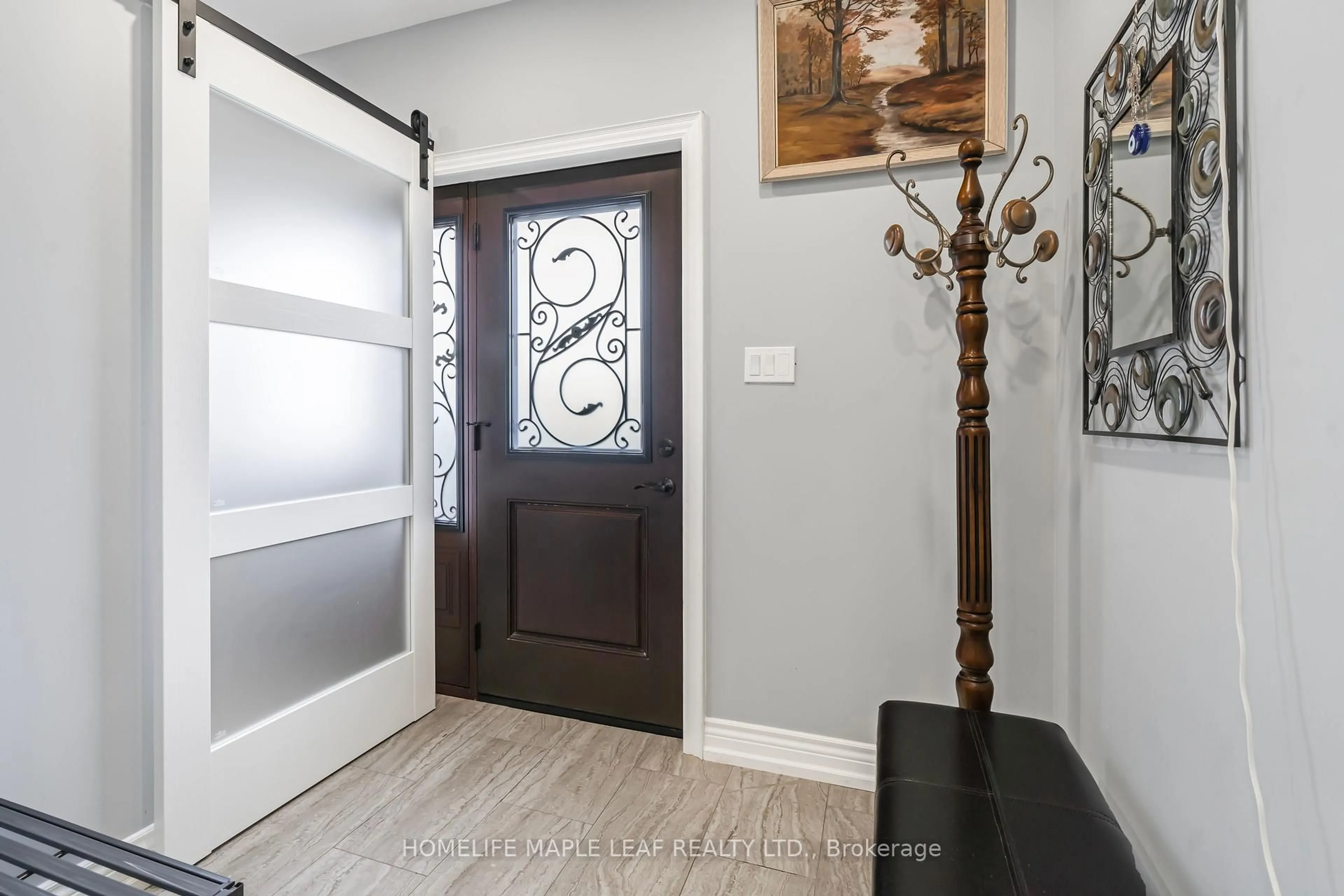 Indoor entryway for 17 Middlebrook Rd, Wasaga Beach Ontario L9Z 2Y6