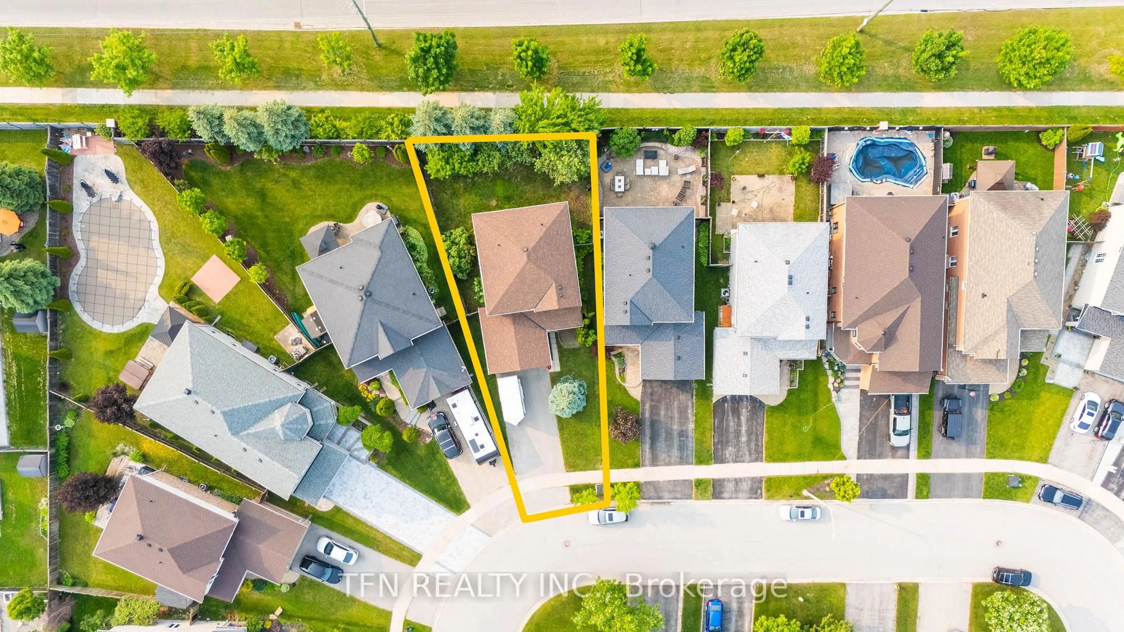 A pic from outside/outdoor area/front of a property/back of a property/a pic from drone, city buildings view from balcony for 34 Balmoral Pl, Barrie Ontario L4N 0Y9