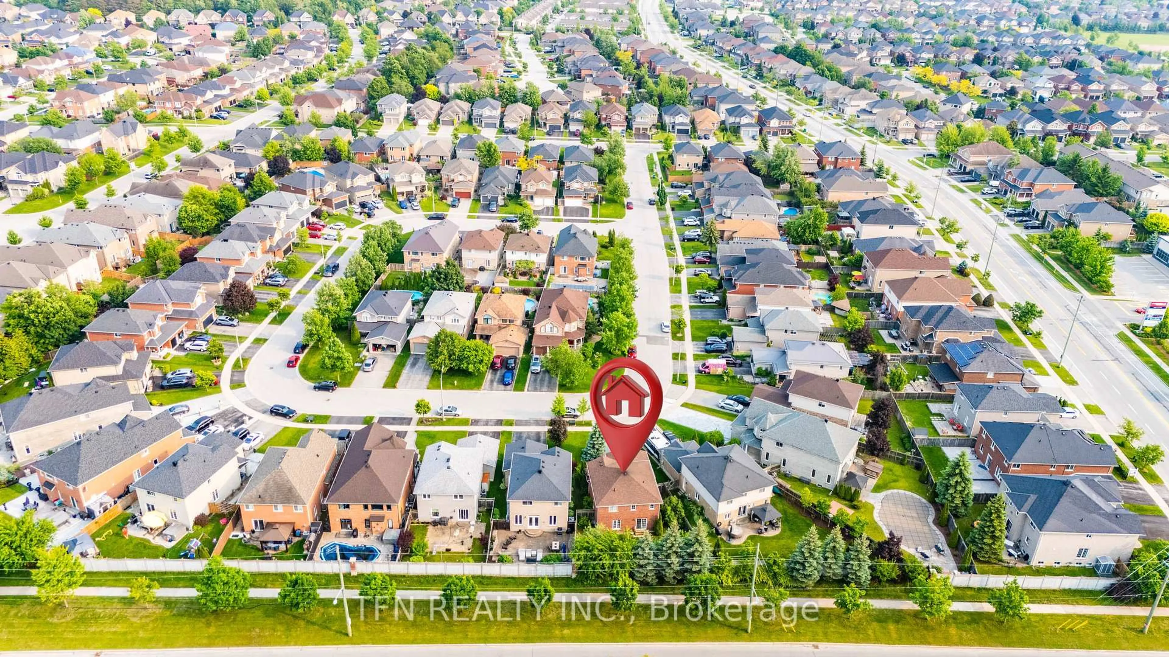 A pic from outside/outdoor area/front of a property/back of a property/a pic from drone, street for 34 Balmoral Pl, Barrie Ontario L4N 0Y9