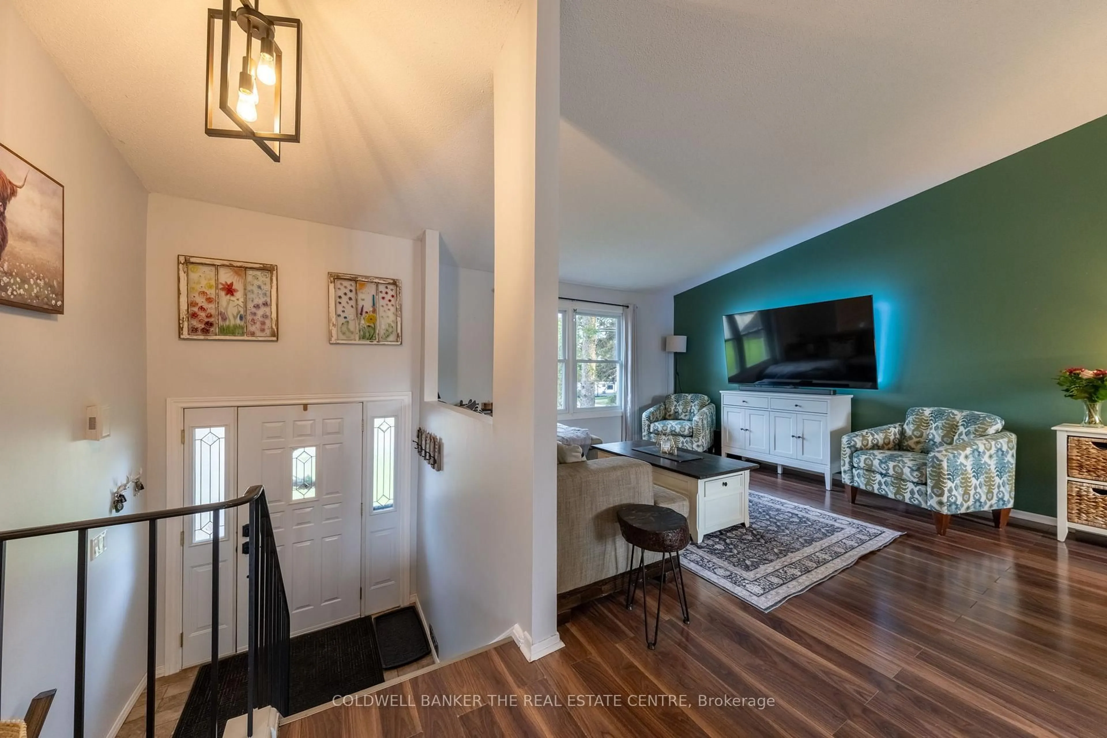 Indoor entryway for 103 Oren Blvd, Barrie Ontario L4N 4M3