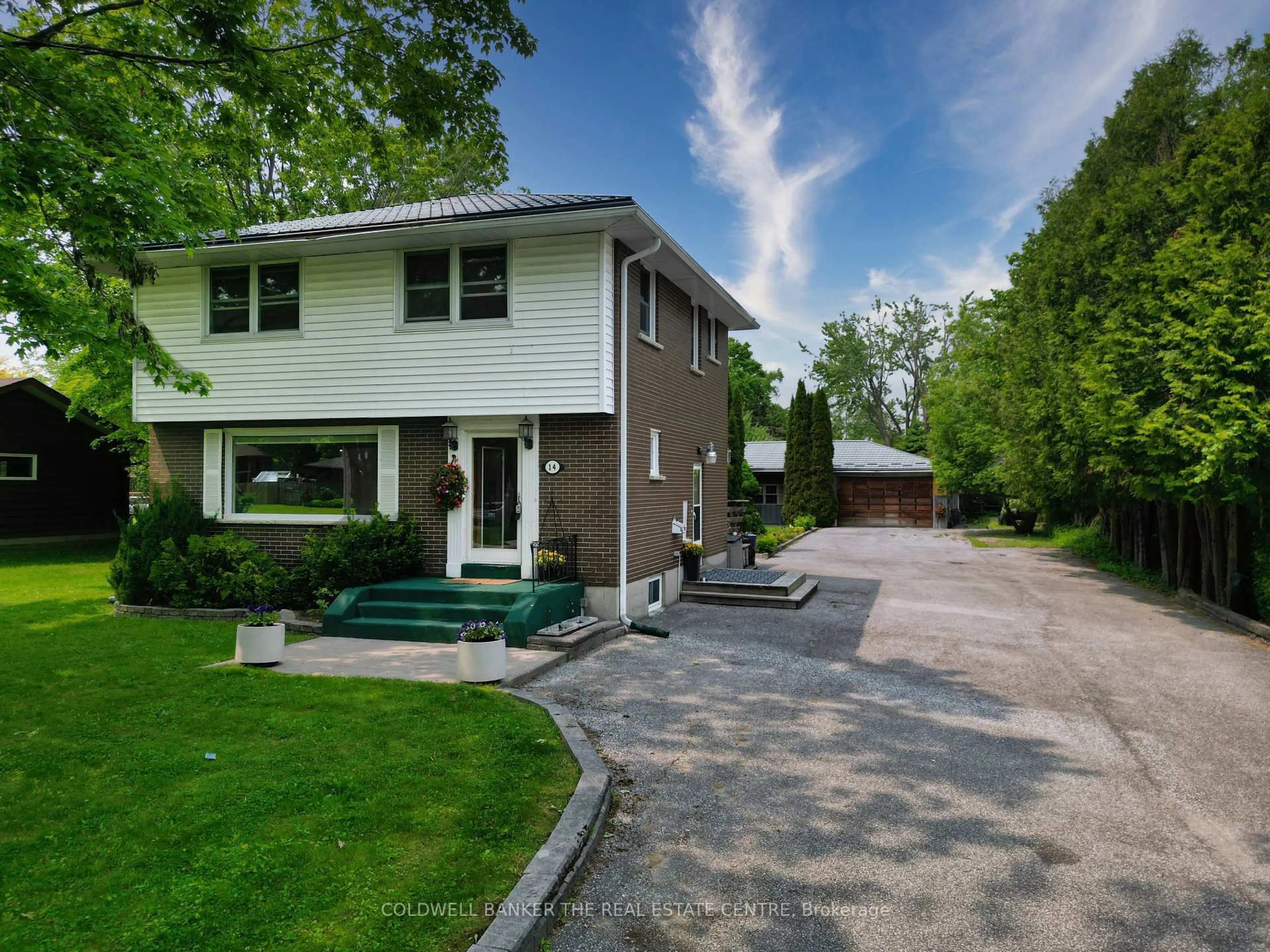 A pic from outside/outdoor area/front of a property/back of a property/a pic from drone, street for 14 FRANCIS Rd, Orillia Ontario L3V 2L7