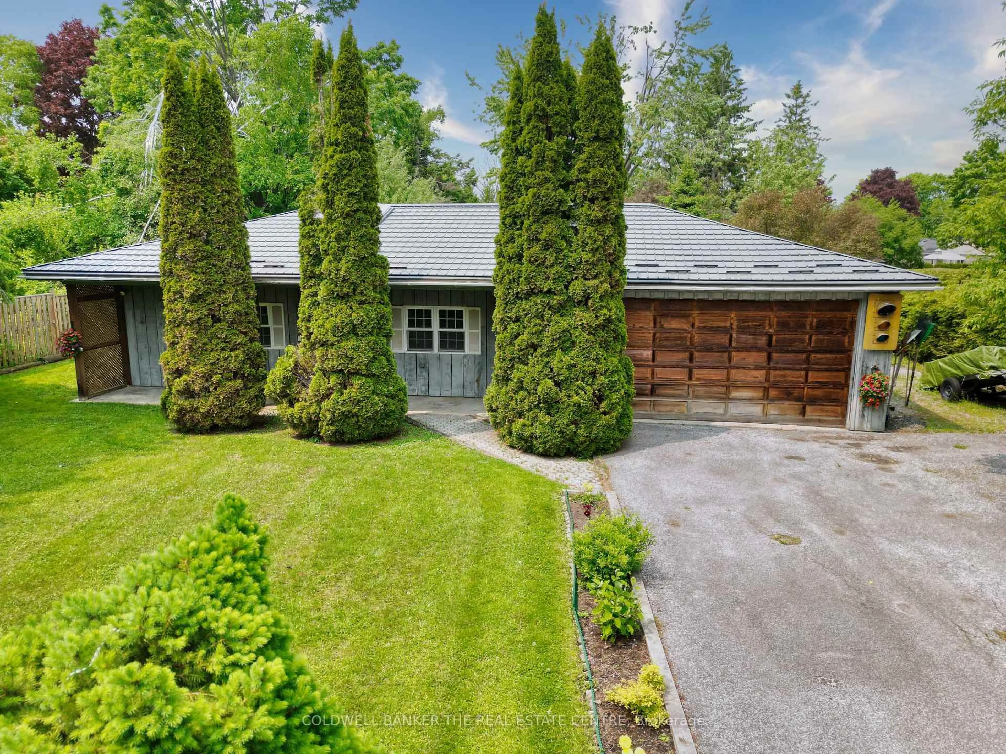 A pic from outside/outdoor area/front of a property/back of a property/a pic from drone, street for 14 FRANCIS Rd, Orillia Ontario L3V 2L7