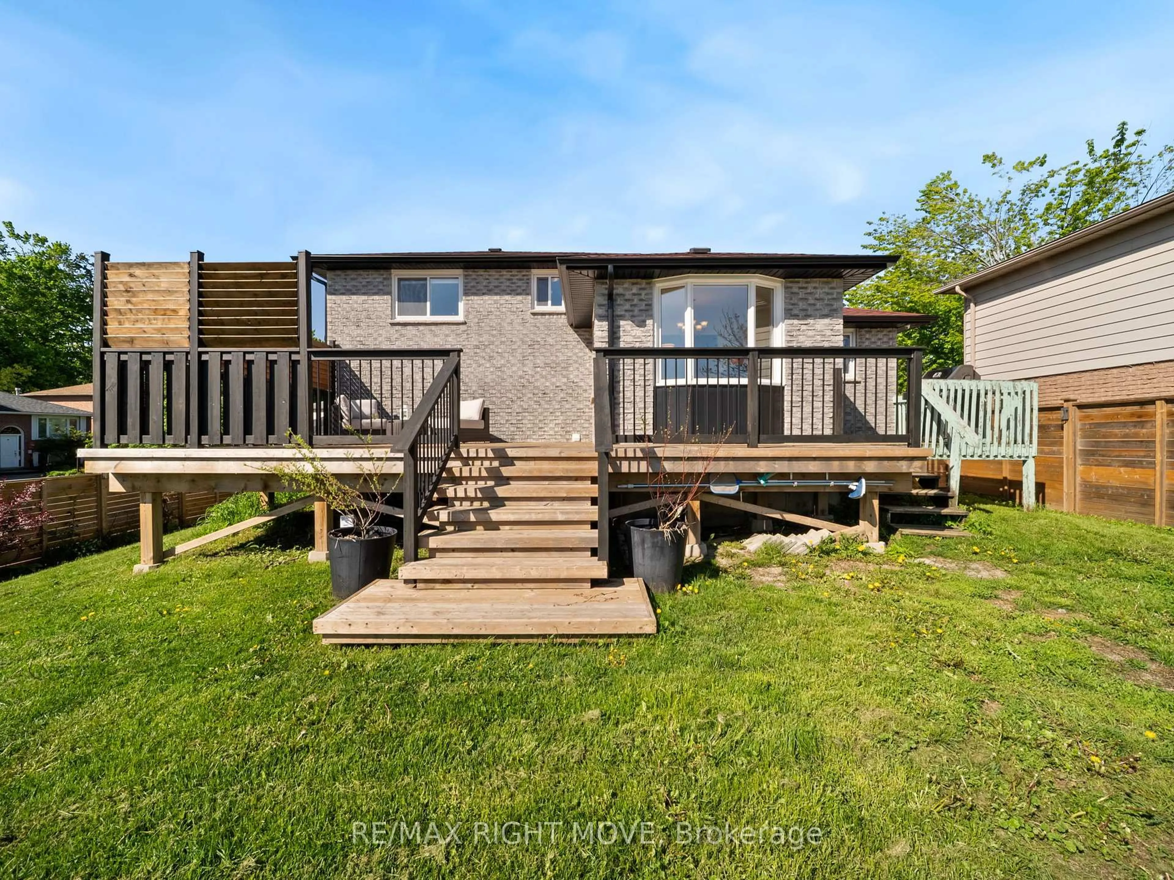 A pic from outside/outdoor area/front of a property/back of a property/a pic from drone, unknown for 2 Chestnut Pl, Orillia Ontario L3V 7N9