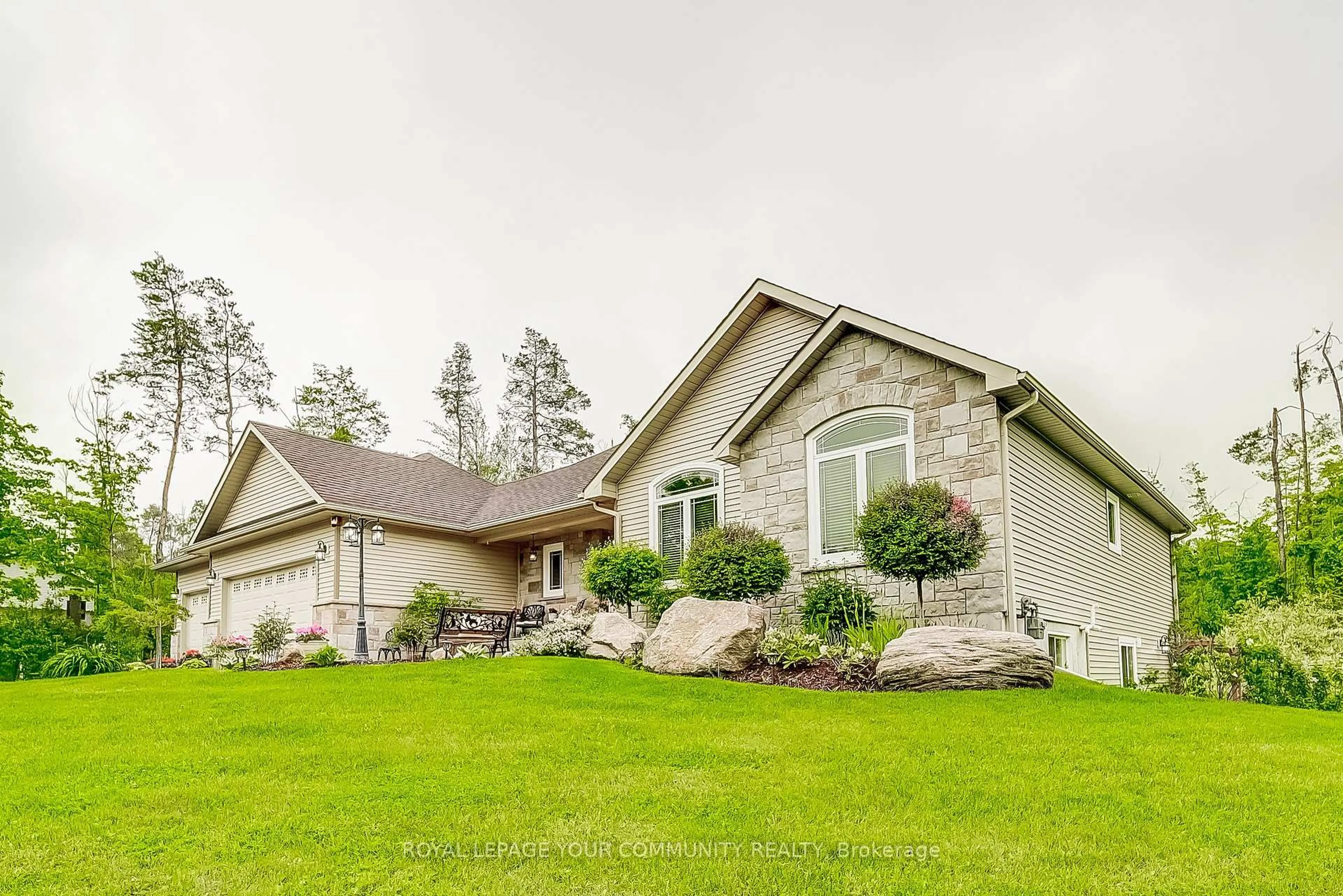 Home with vinyl exterior material, mountain view for 1716 Georgian Heights Blvd, Severn Ontario L0K 2C0