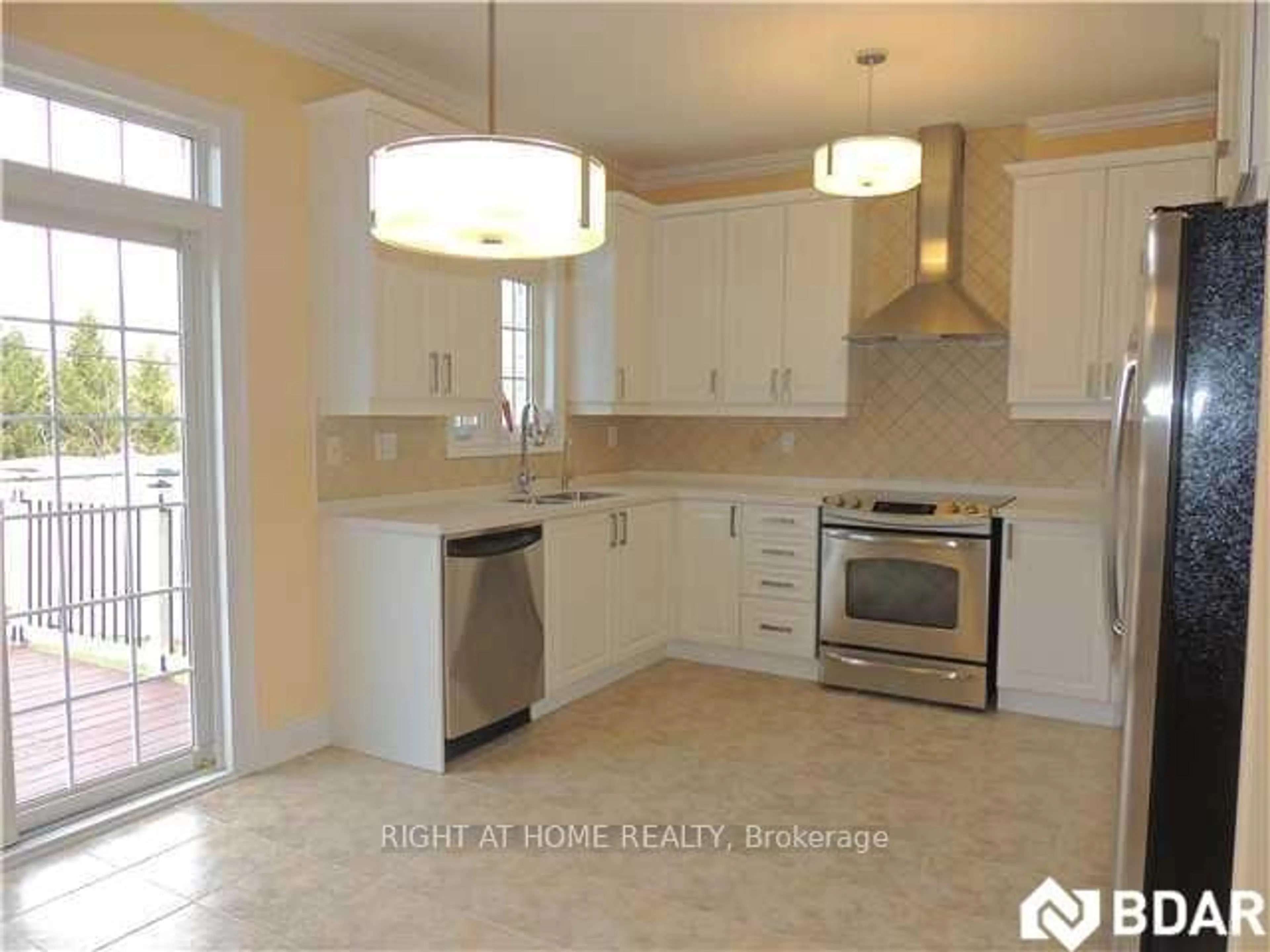 Open concept kitchen, ceramic/tile floor for 42 Westminster Circ, Barrie Ontario L4M 0A4