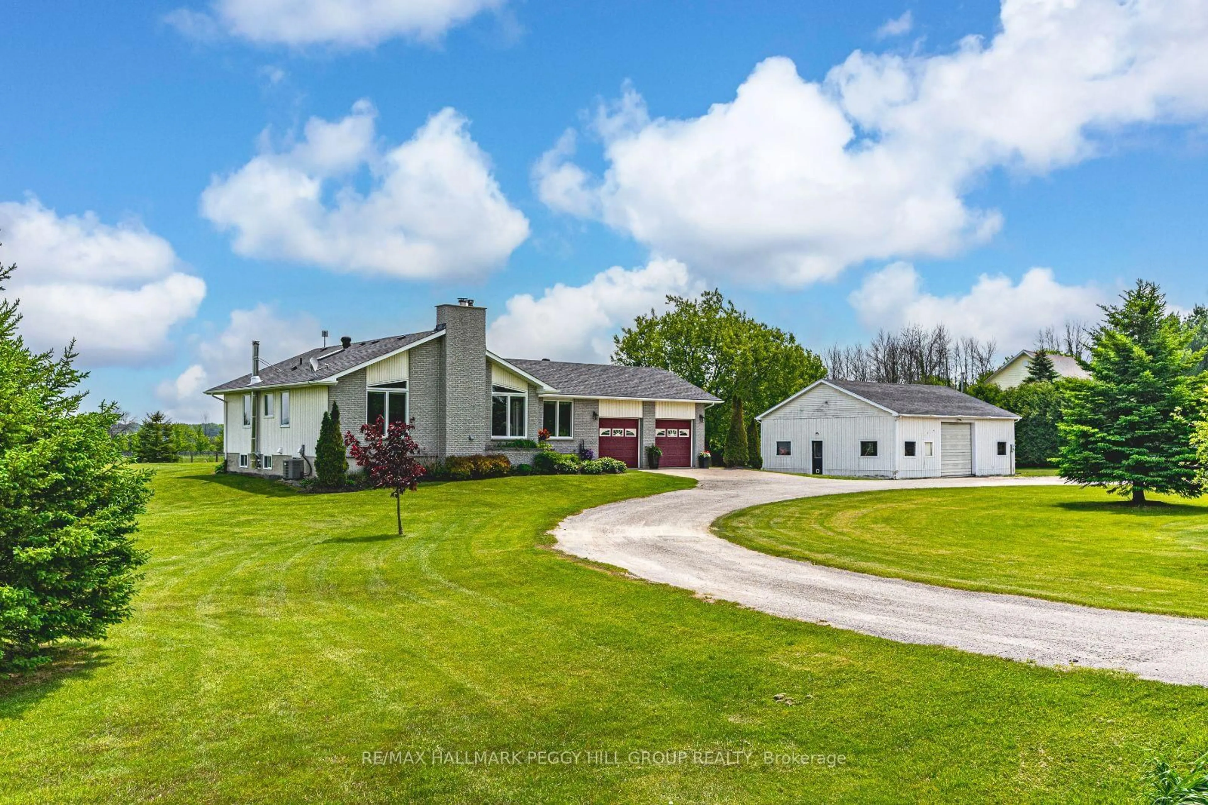 A pic from outside/outdoor area/front of a property/back of a property/a pic from drone, unknown for 3413 McCarthy Dr, Clearview Ontario L0M 1N0