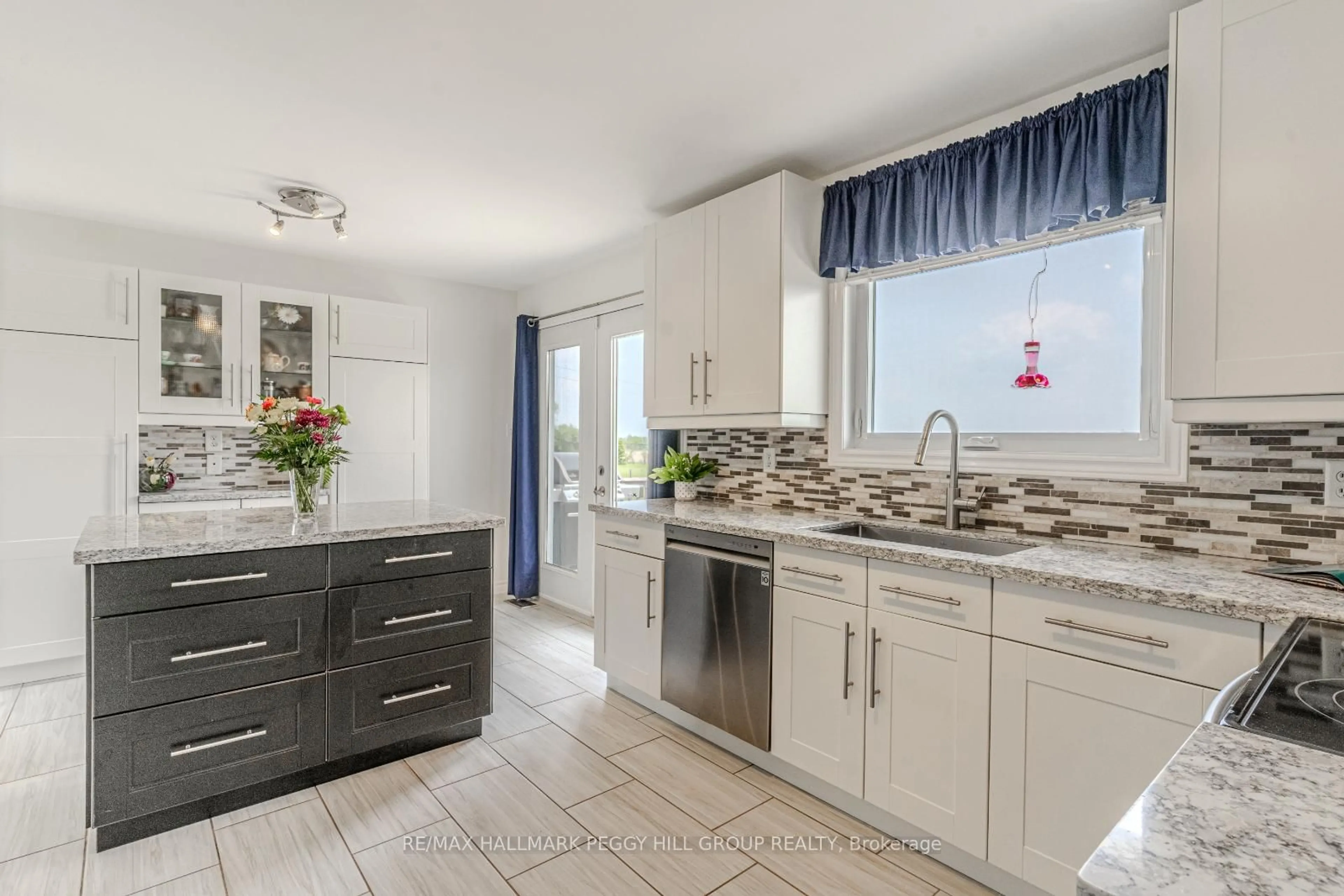 Open concept kitchen, ceramic/tile floor for 3413 McCarthy Dr, Clearview Ontario L0M 1N0