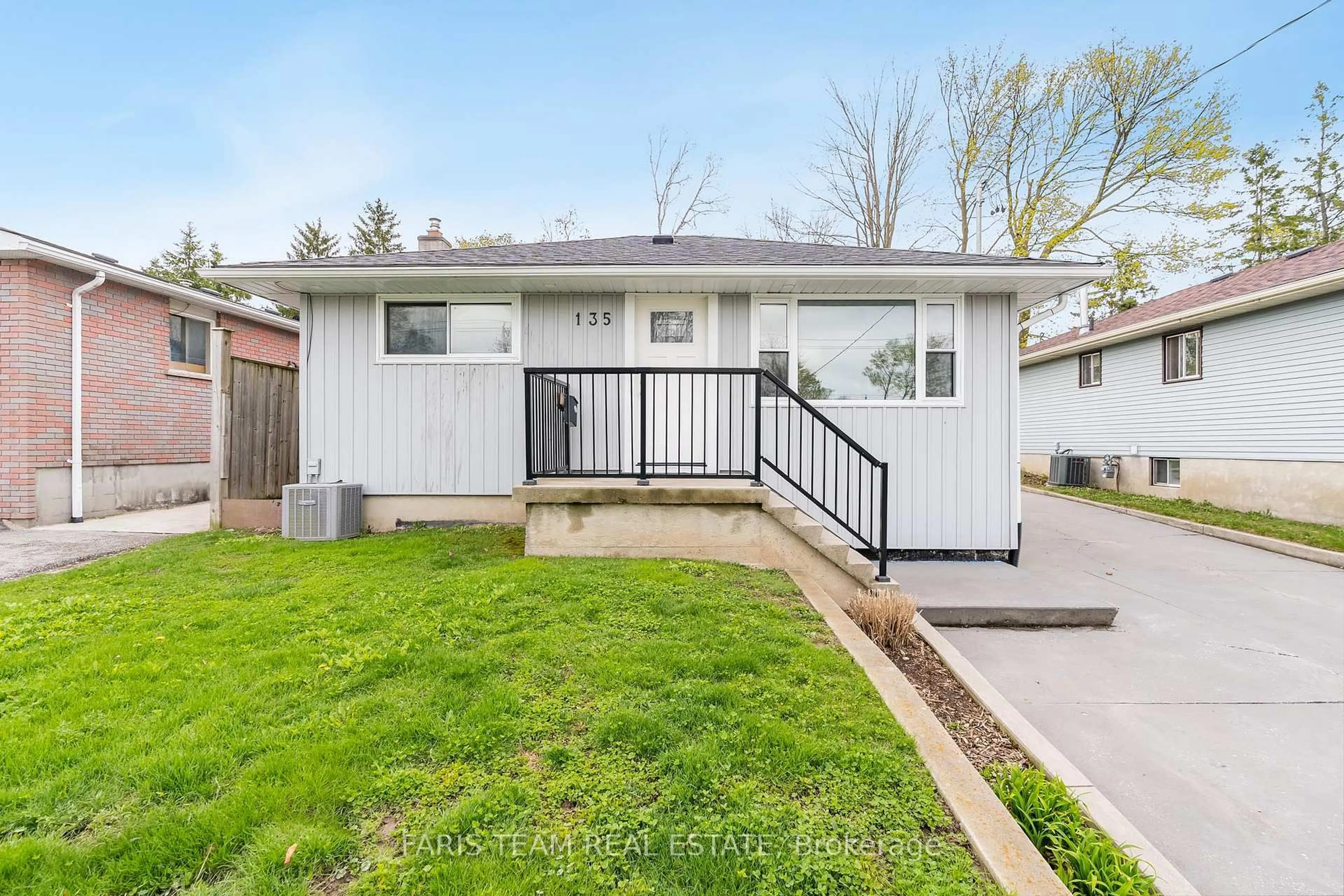 Home with vinyl exterior material, street for 135 Gunn St, Barrie Ontario L4M 2H6