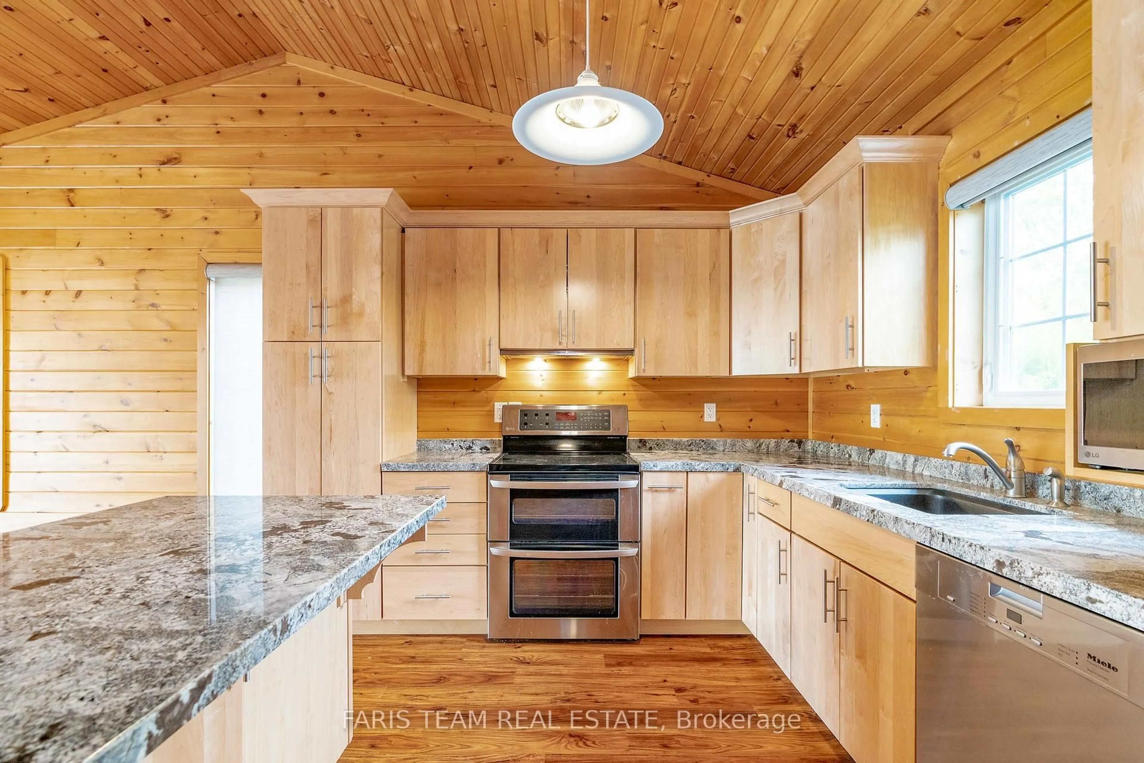 Open concept kitchen, wood/laminate floor for 8 Cabin Cres, Wasaga Beach Ontario L9Z 1X7