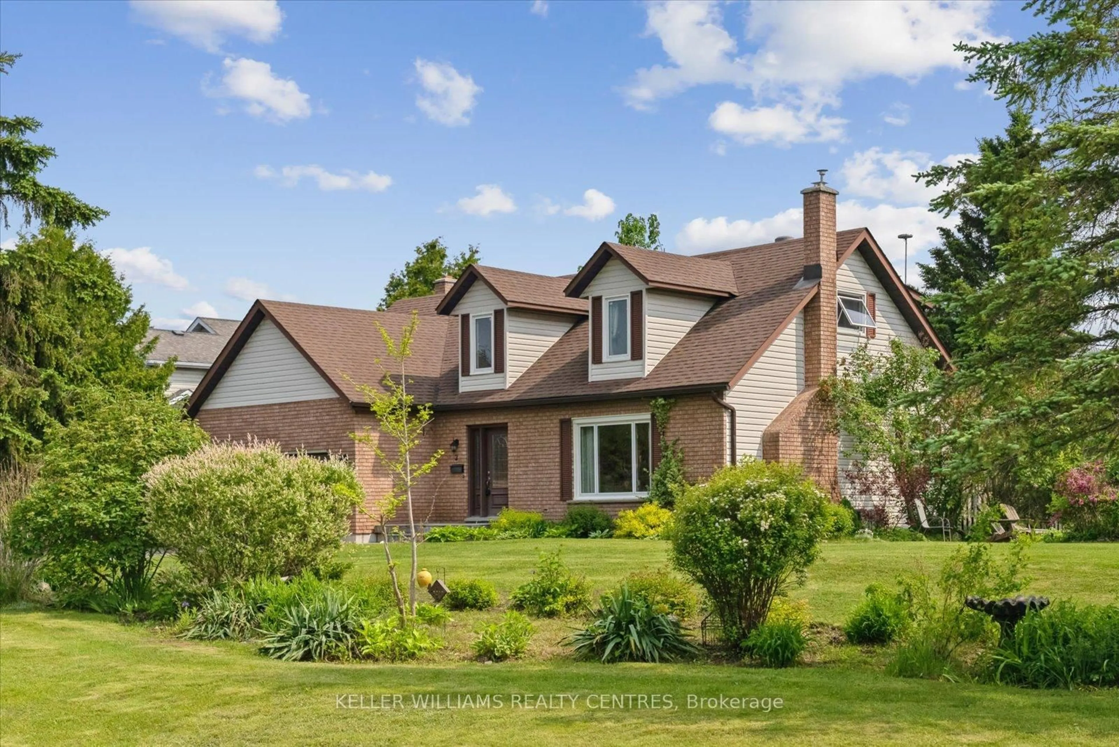 Home with brick exterior material, unknown for 2 Elm Crt, Oro-Medonte Ontario L0L 2E0