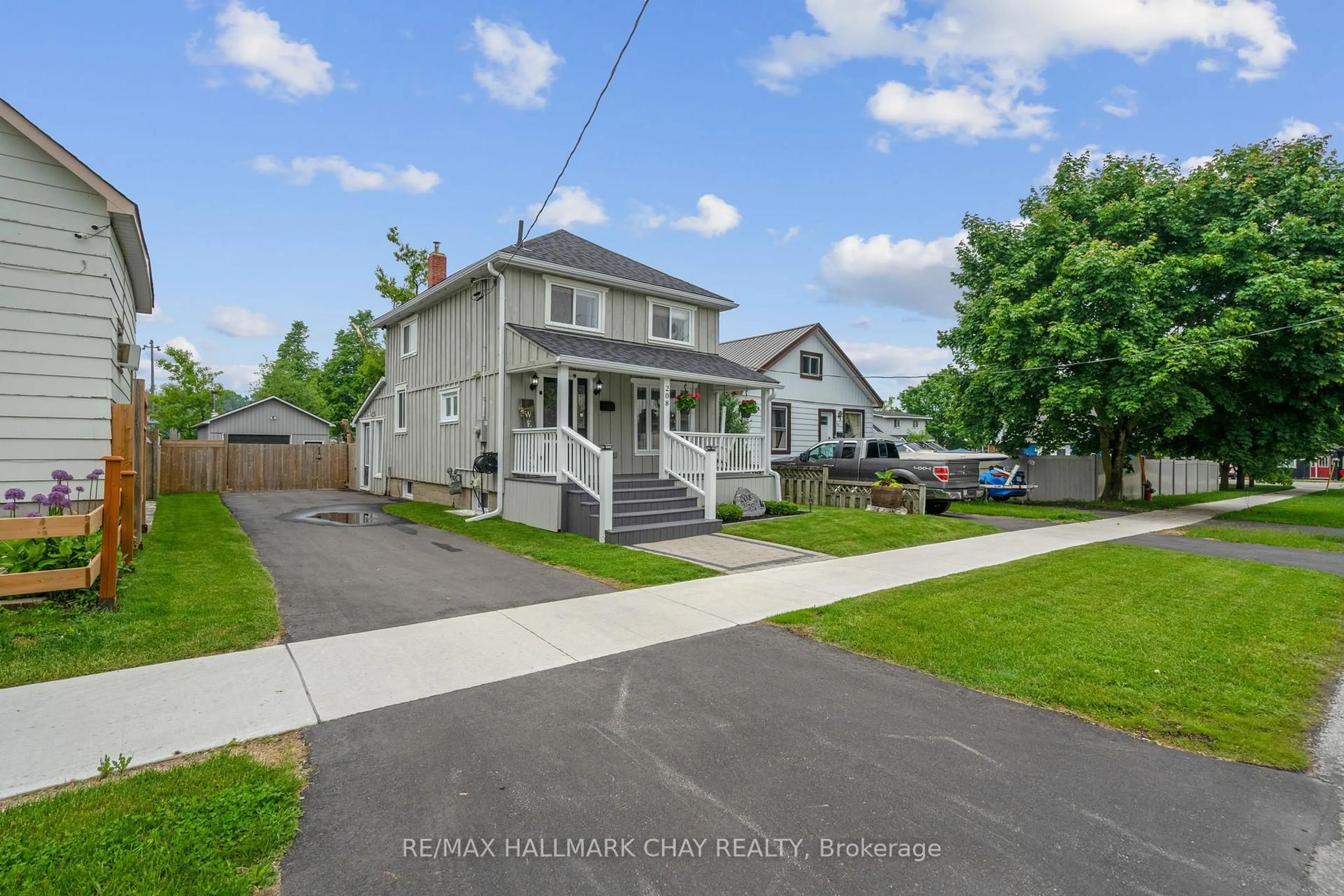 A pic from outside/outdoor area/front of a property/back of a property/a pic from drone, street for 208 Elmer Park, Orillia Ontario L3V 2T1