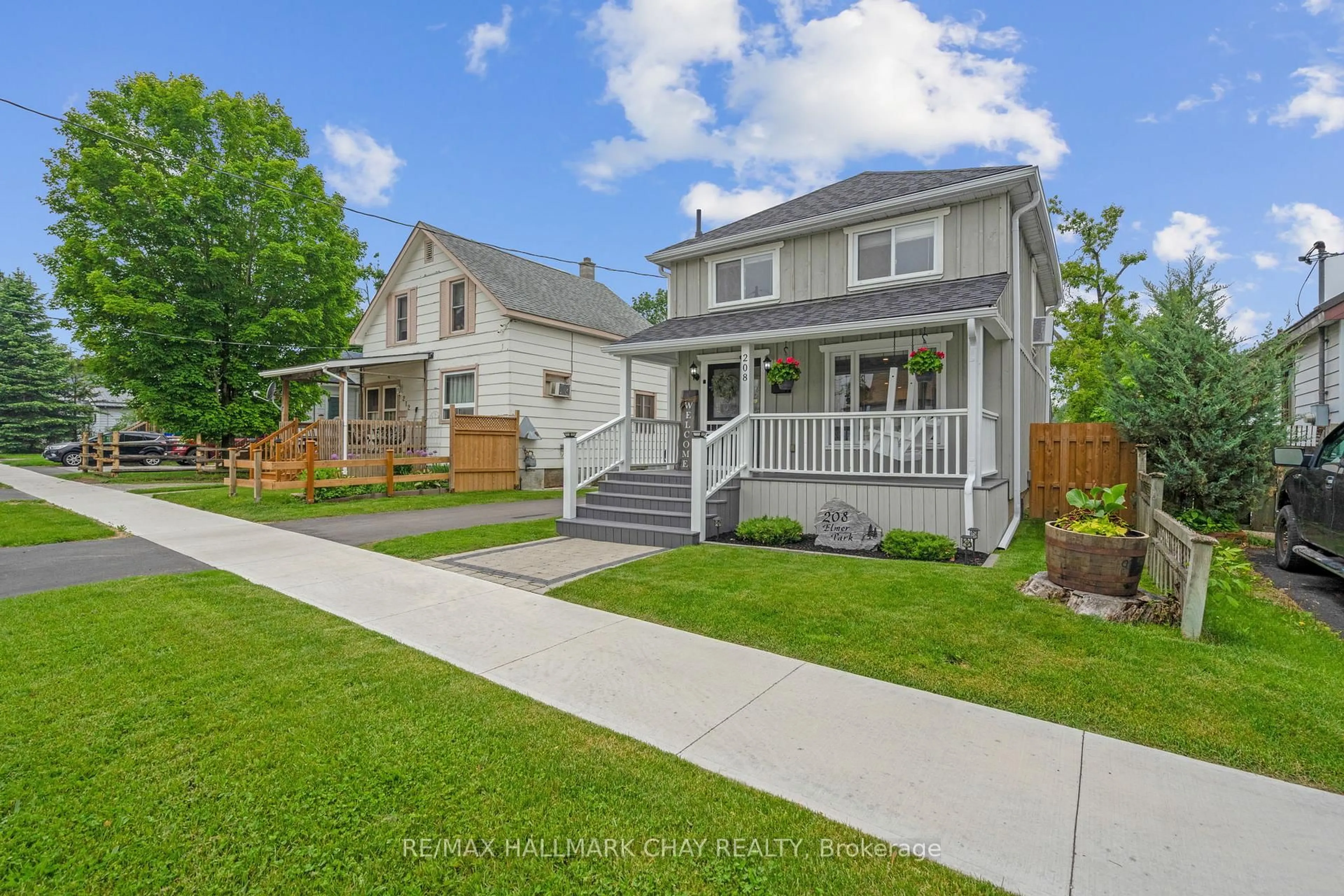 Home with vinyl exterior material, street for 208 Elmer Park, Orillia Ontario L3V 2T1