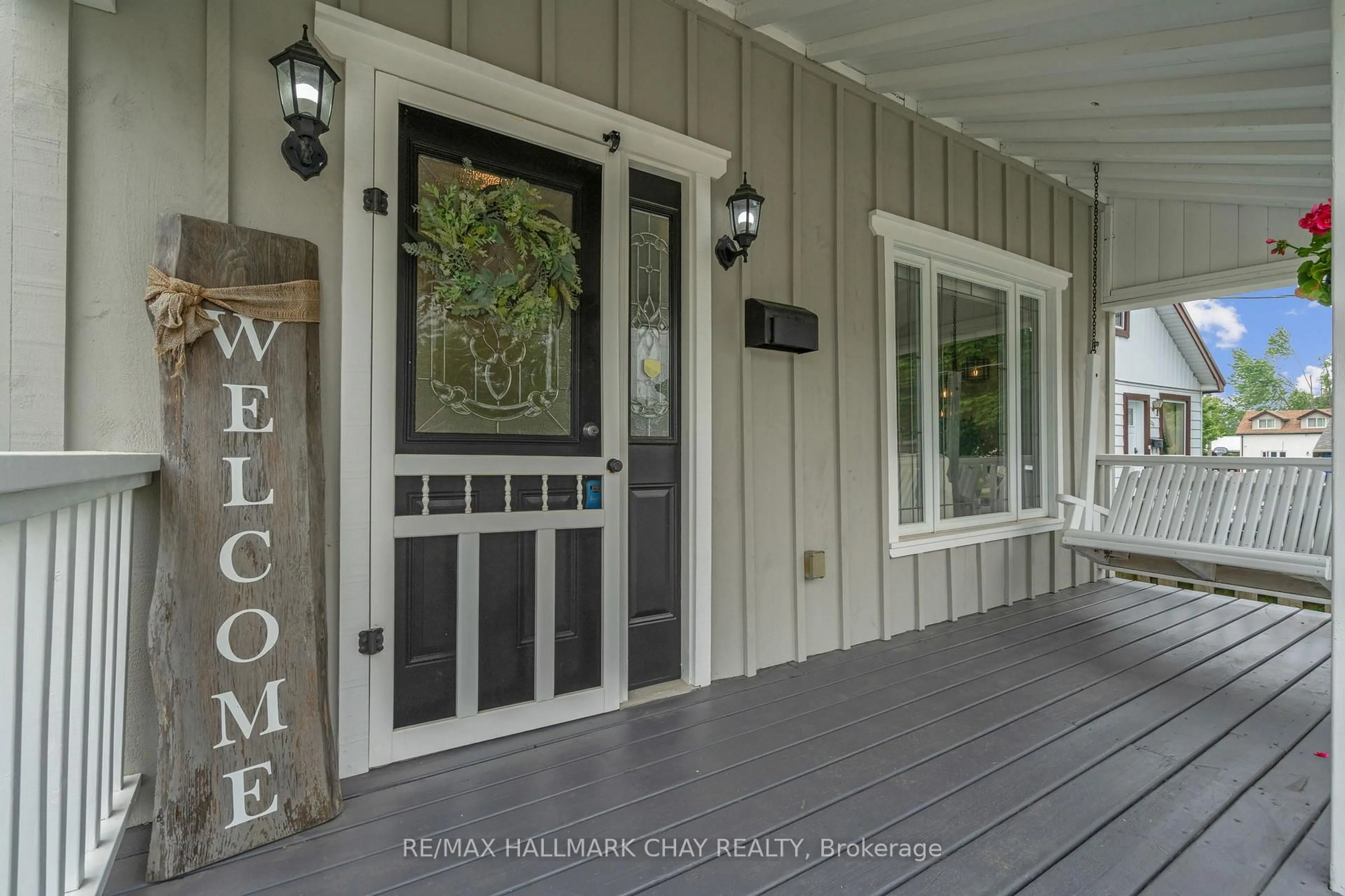 Indoor entryway for 208 Elmer Park, Orillia Ontario L3V 2T1