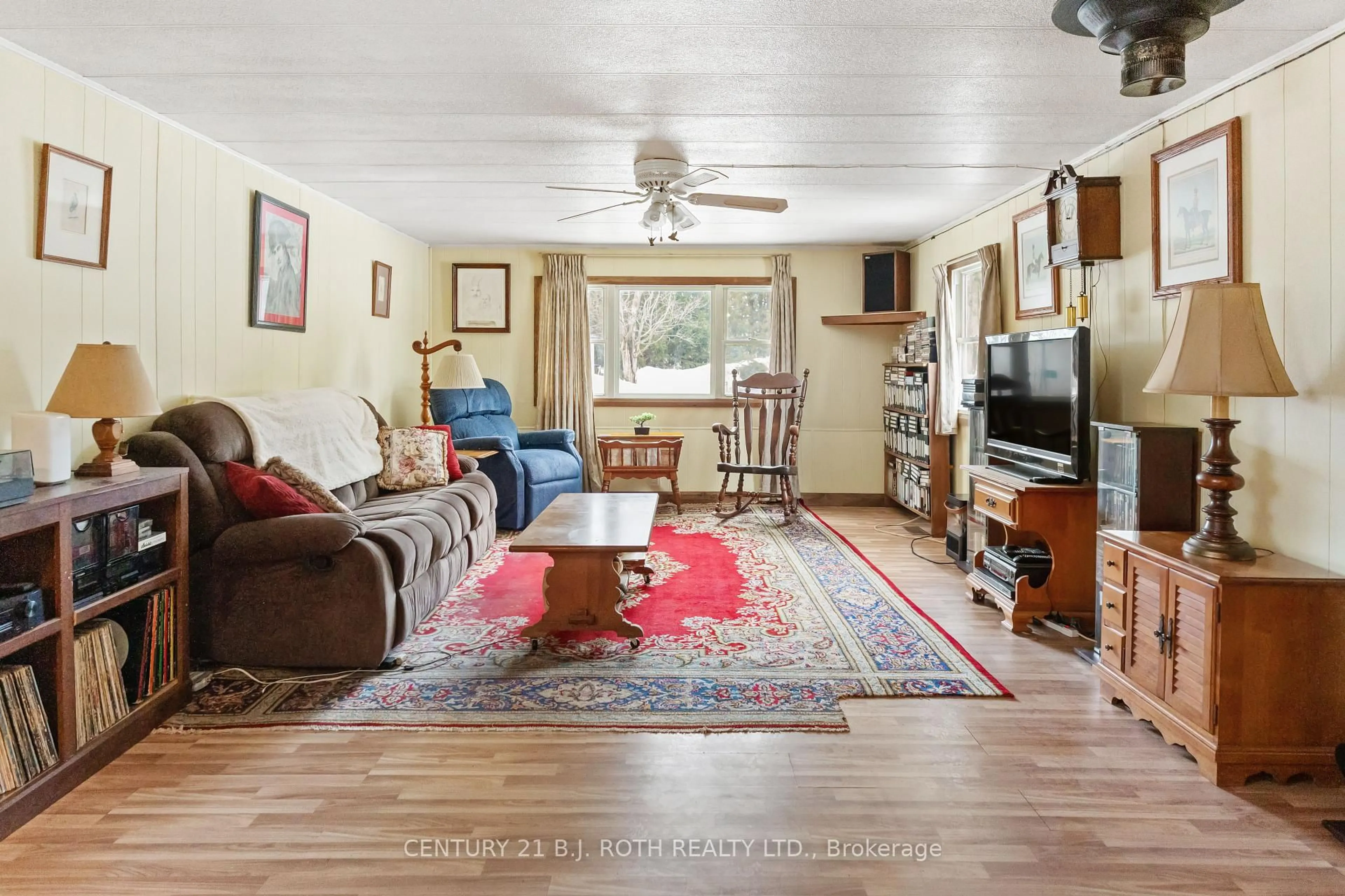 Living room with furniture, unknown for 1 Orr Dr, Oro-Medonte Ontario L3V 0P9