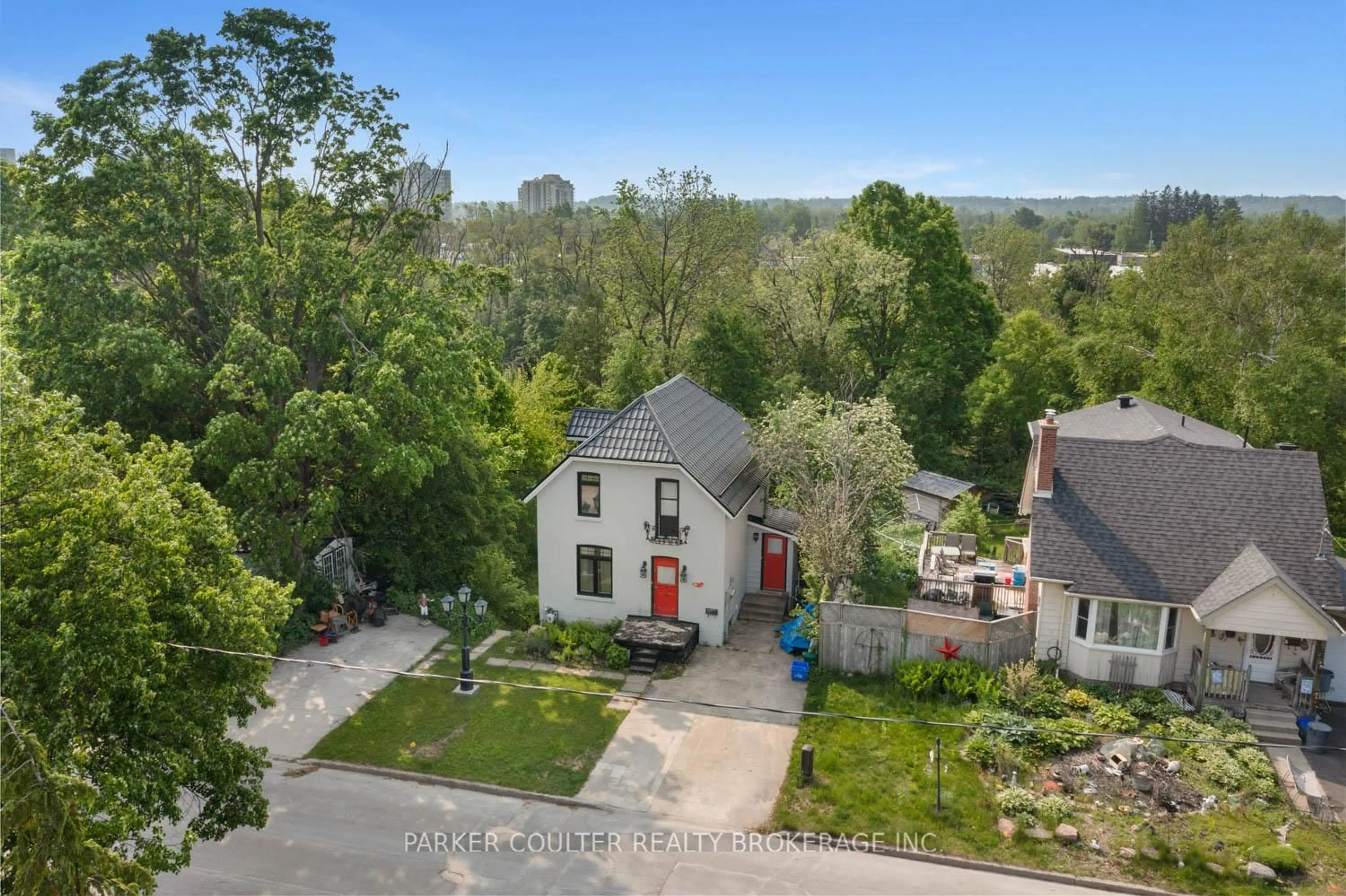 A pic from outside/outdoor area/front of a property/back of a property/a pic from drone, street for 43 Perry St, Barrie Ontario L4N 2G2