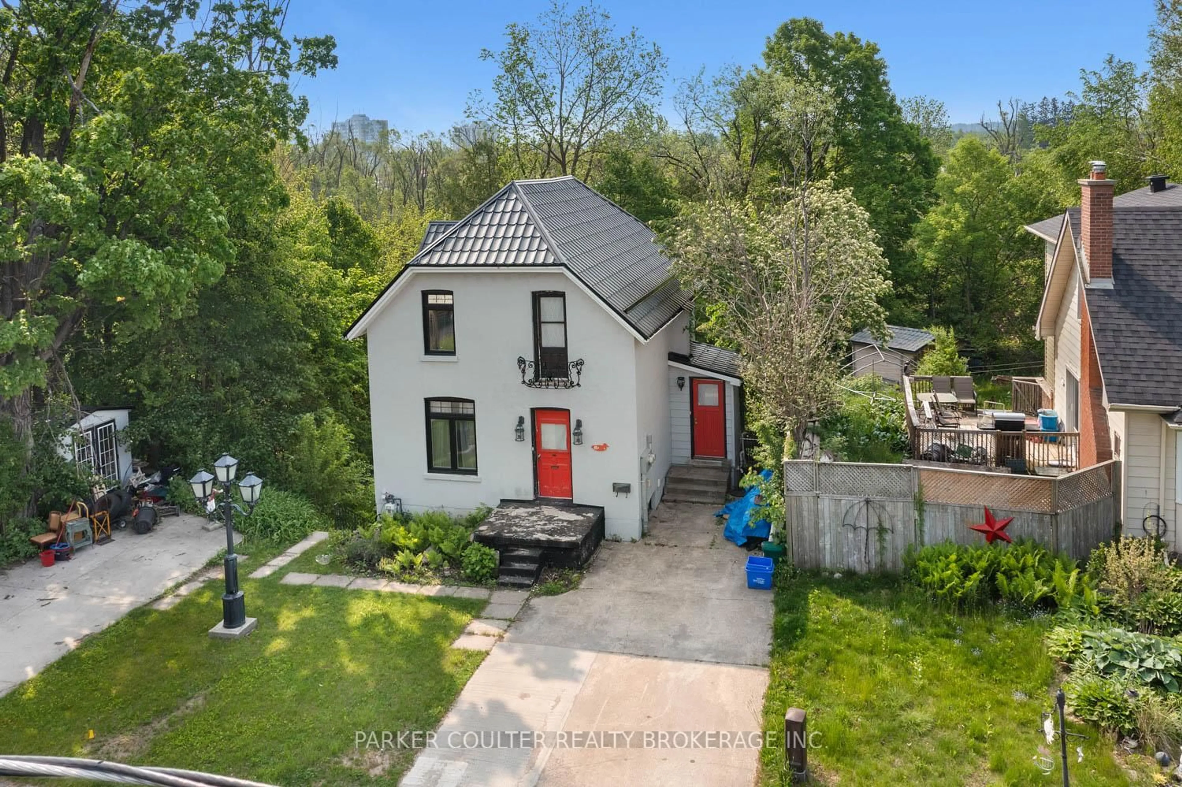 A pic from outside/outdoor area/front of a property/back of a property/a pic from drone, street for 43 Perry St, Barrie Ontario L4N 2G2
