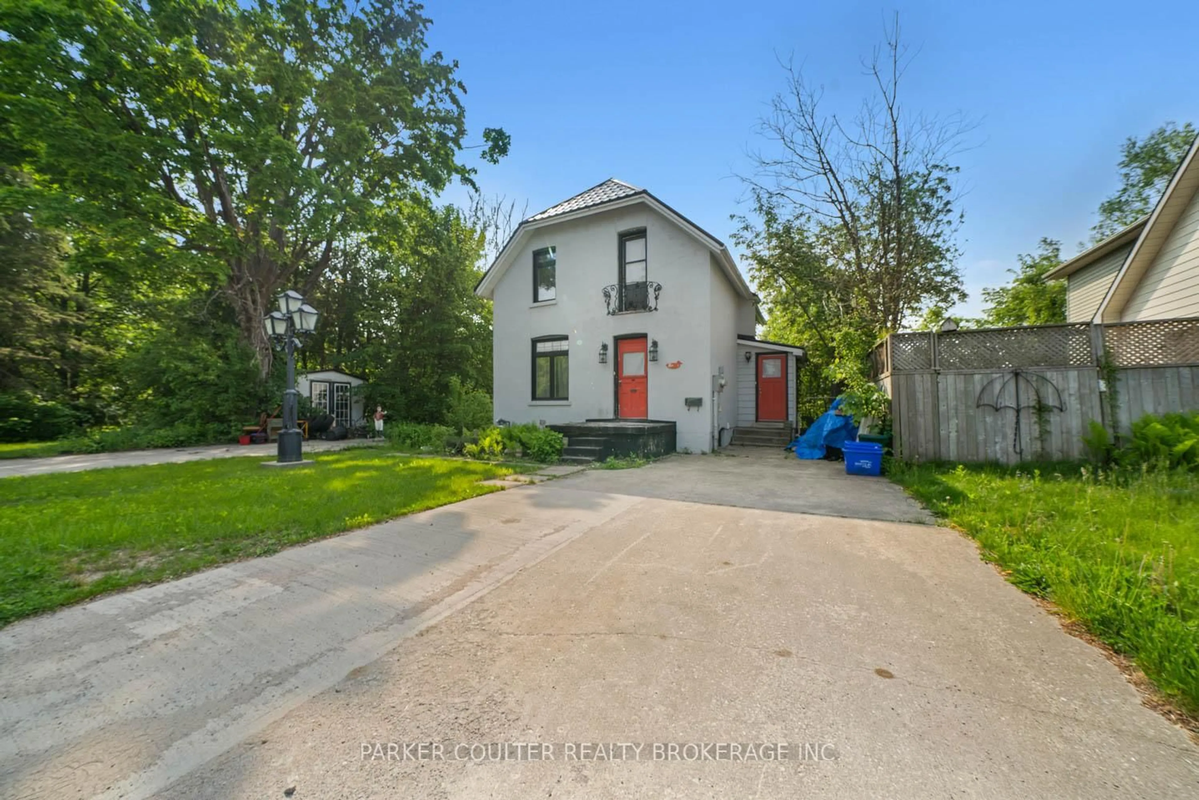 A pic from outside/outdoor area/front of a property/back of a property/a pic from drone, street for 43 Perry St, Barrie Ontario L4N 2G2