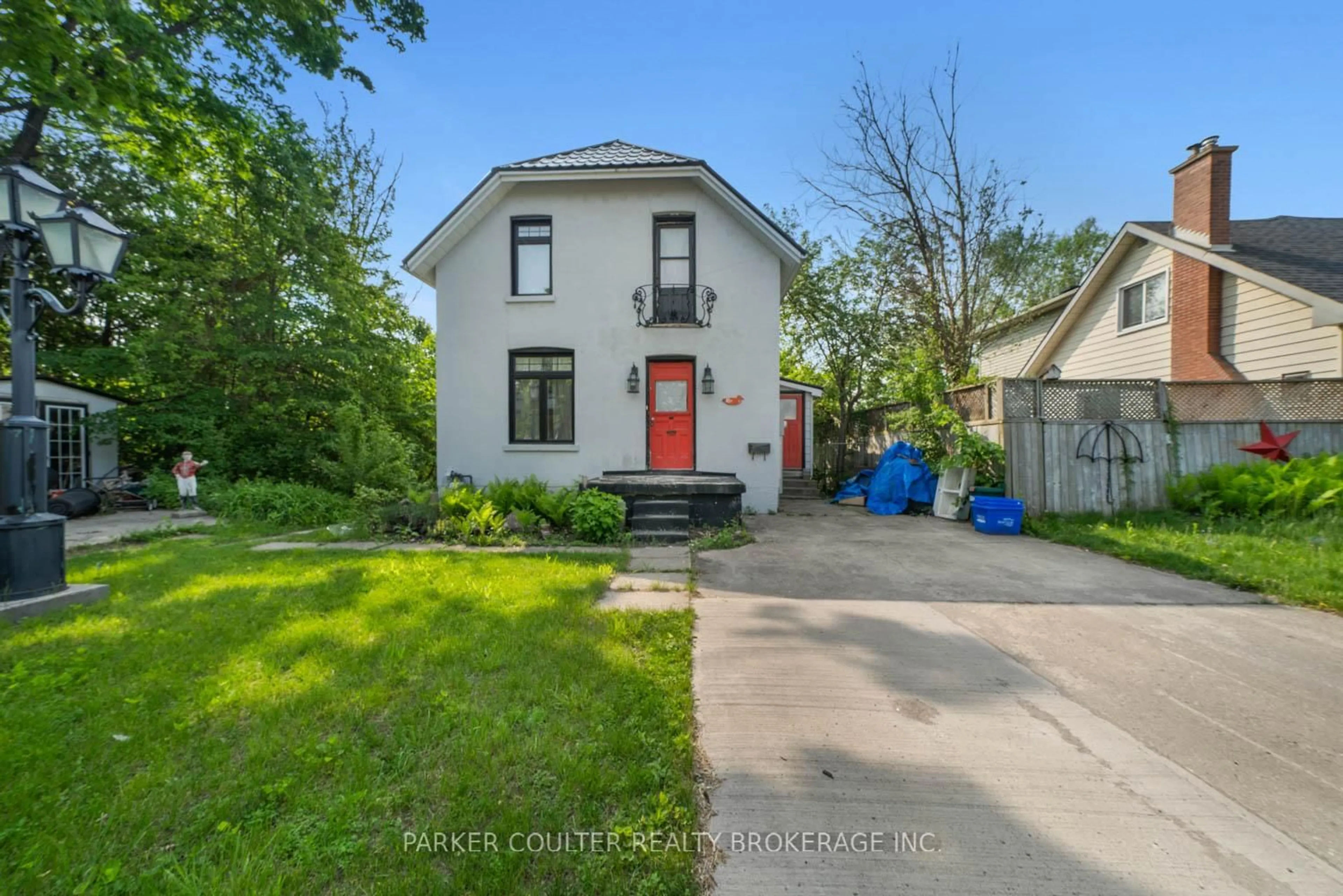 A pic from outside/outdoor area/front of a property/back of a property/a pic from drone, street for 43 Perry St, Barrie Ontario L4N 2G2