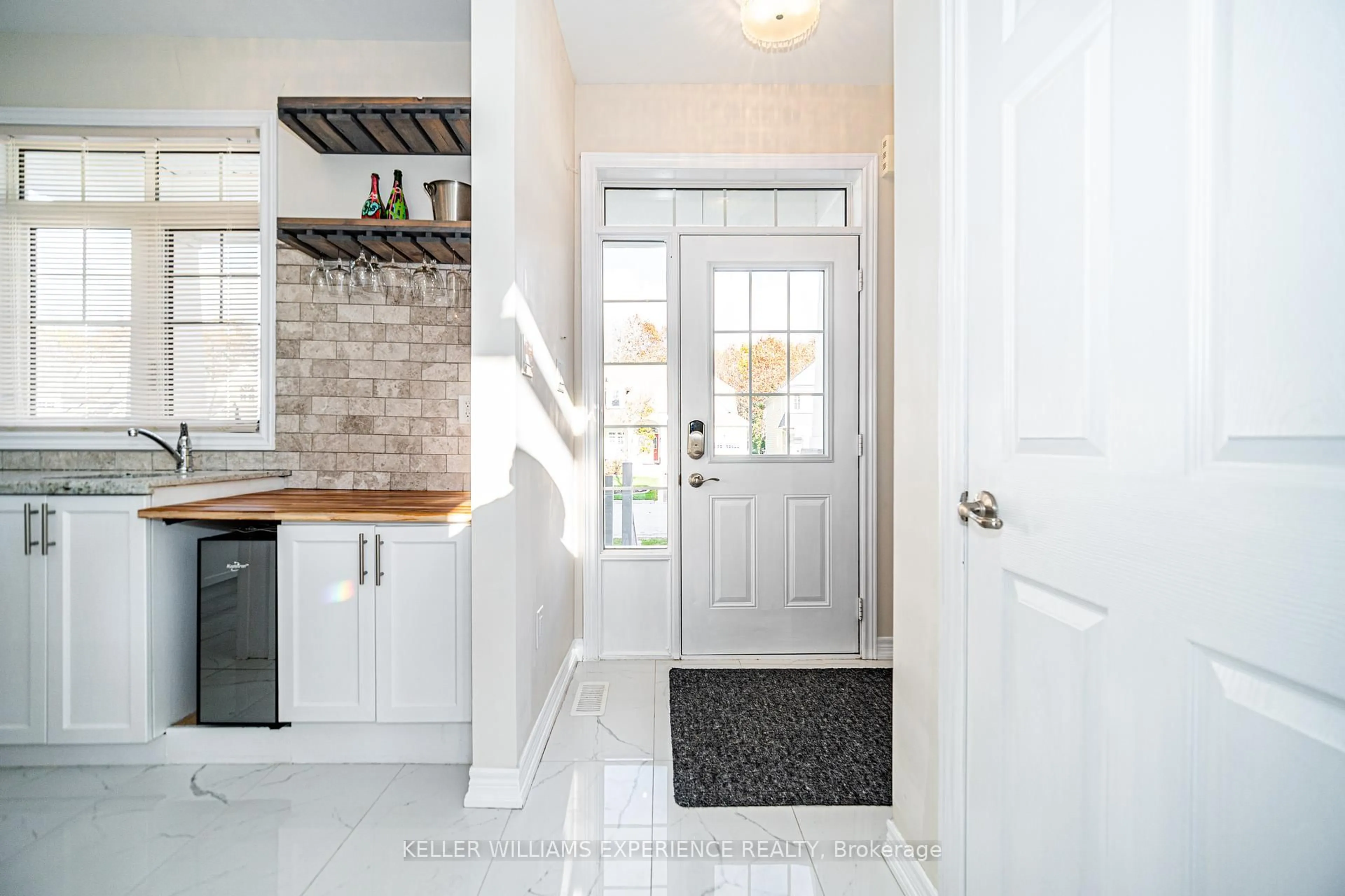 Indoor entryway for 61 Riverwalk Pl, Midland Ontario L4R 0B4