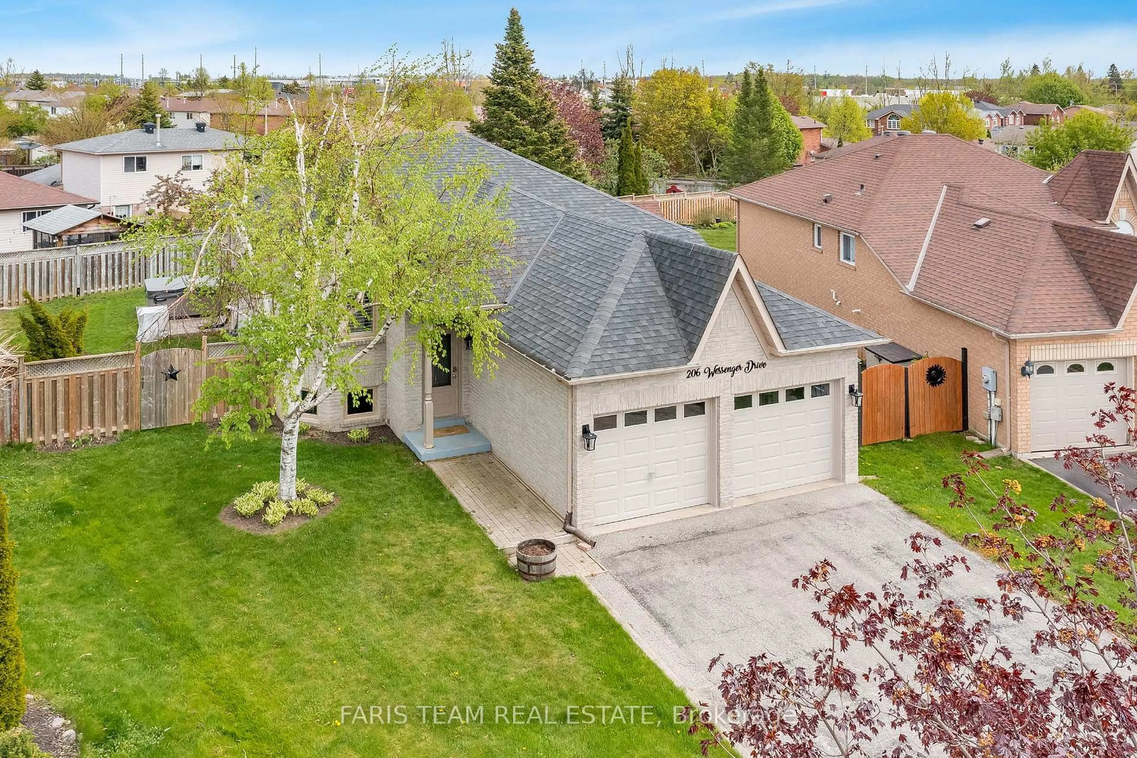 A pic from outside/outdoor area/front of a property/back of a property/a pic from drone, street for 206 Wessenger Dr, Barrie Ontario L4N 8N9