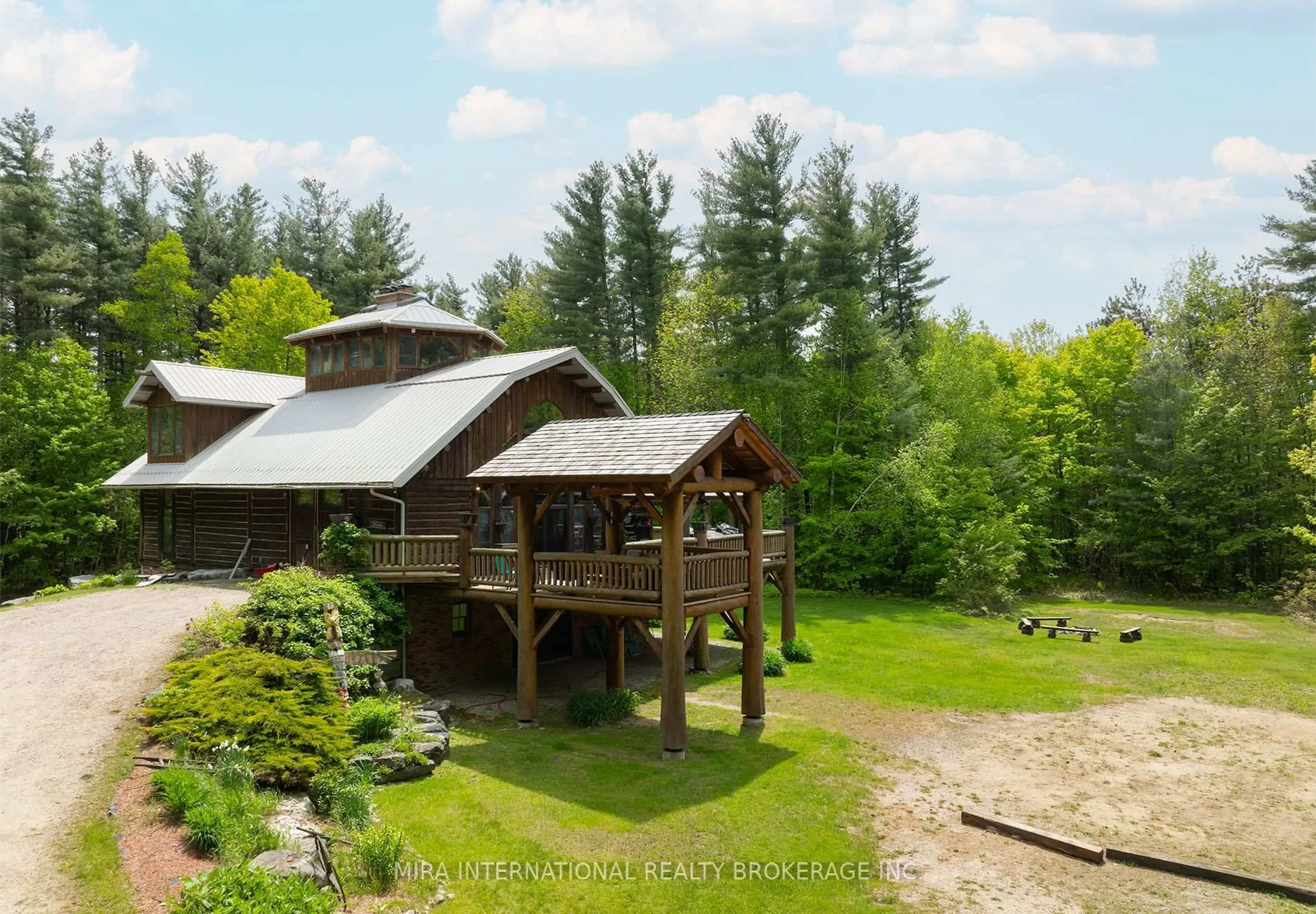 A pic from outside/outdoor area/front of a property/back of a property/a pic from drone, unknown for 1400 Chemin Du Loup Rd, Tiny Ontario L9M 2H7