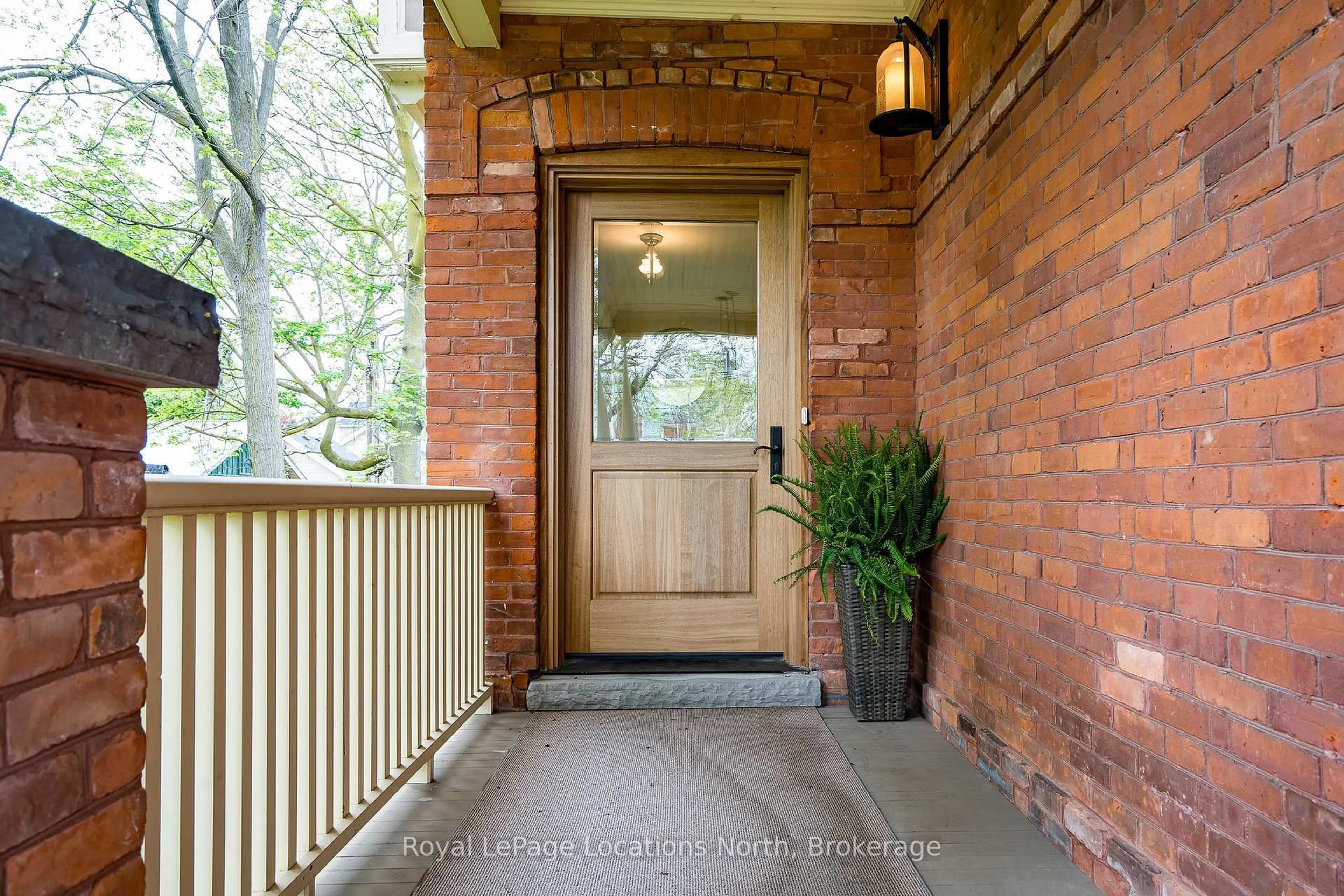 Indoor entryway for 234 Pine St, Collingwood Ontario L9Y 2P2