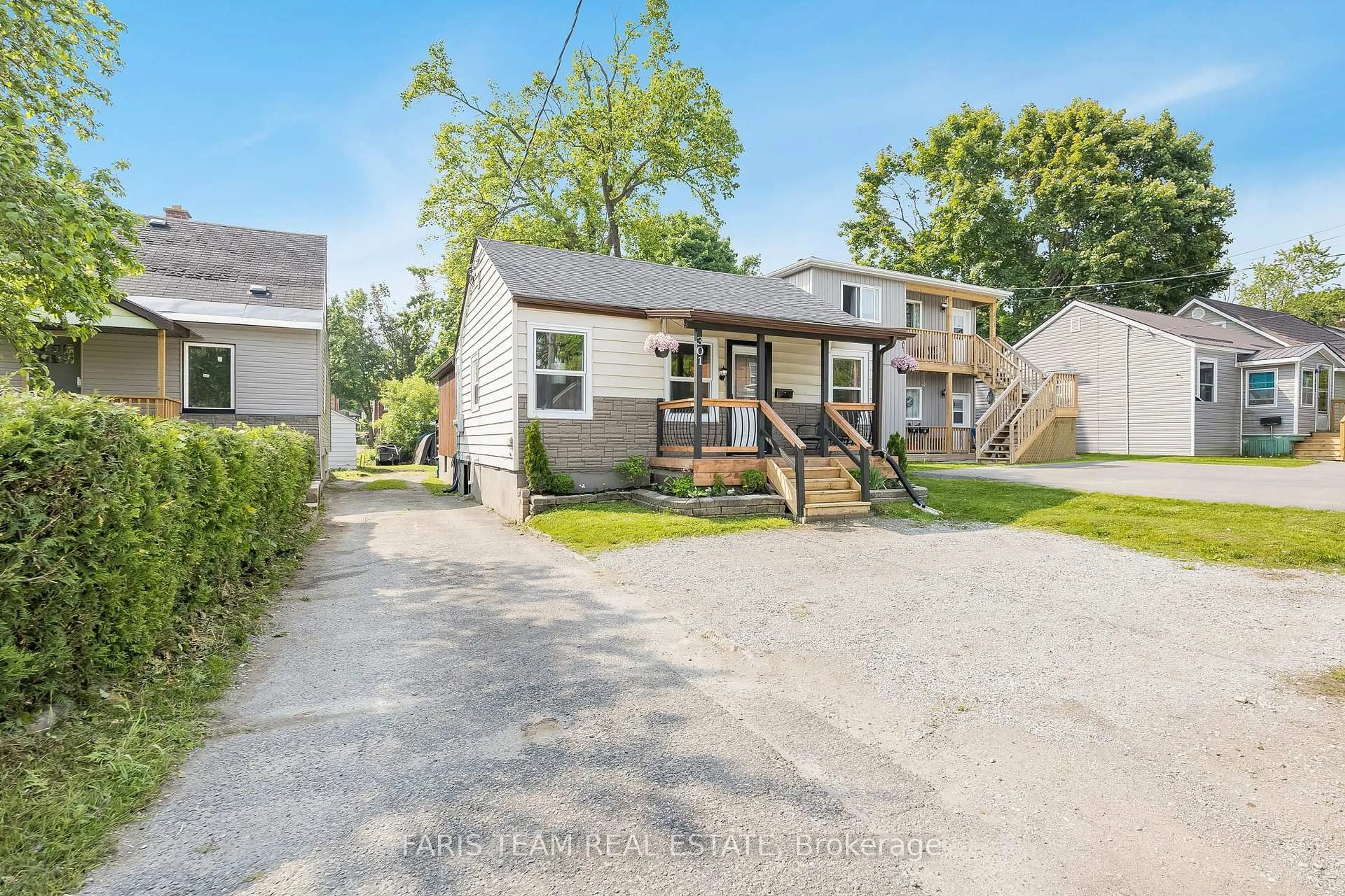 A pic from outside/outdoor area/front of a property/back of a property/a pic from drone, street for 301 Mary St, Orillia Ontario L3V 3E9