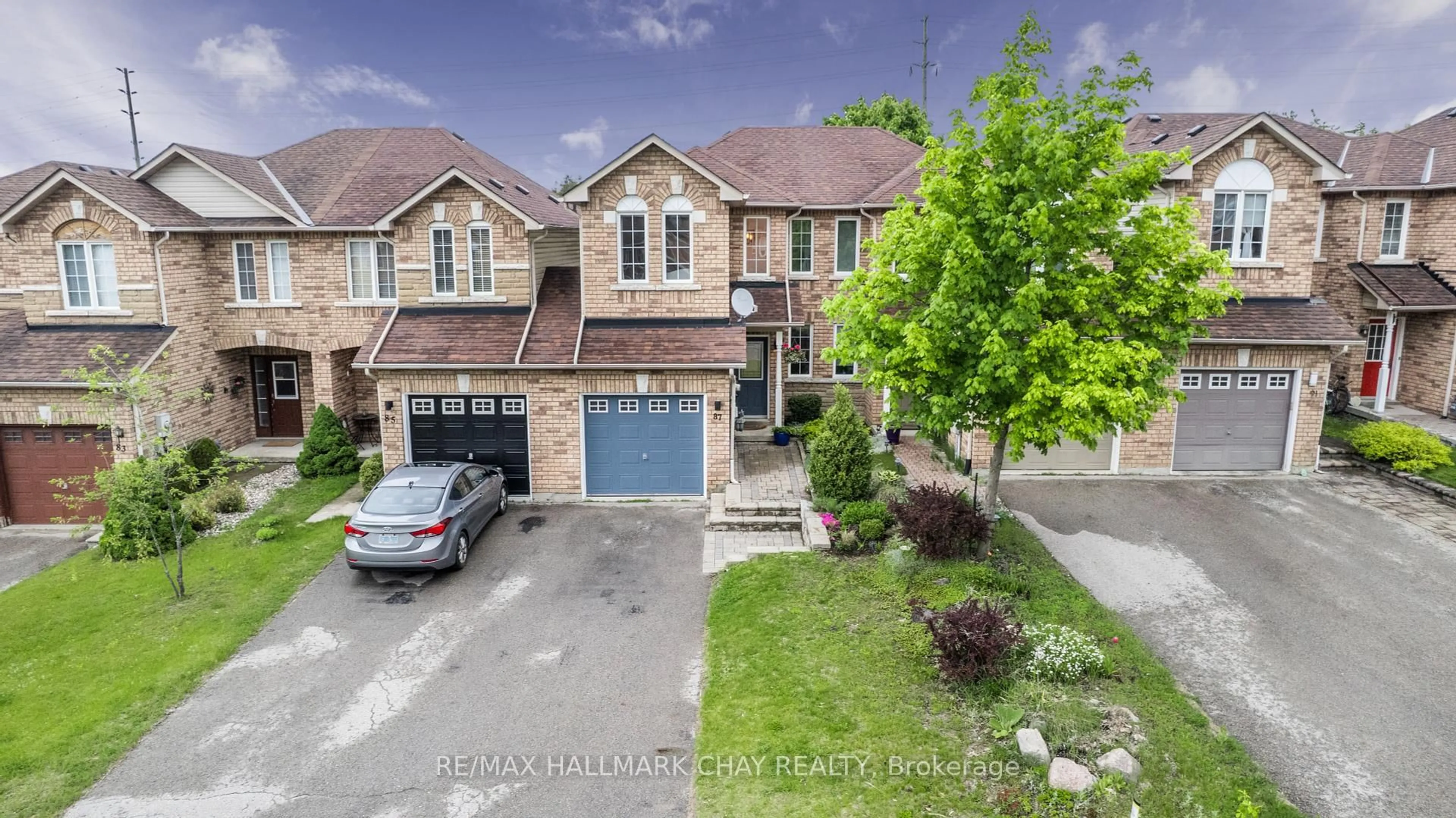 A pic from outside/outdoor area/front of a property/back of a property/a pic from drone, street for 87 Hawthorne Cres, Barrie Ontario L4N 9Y8