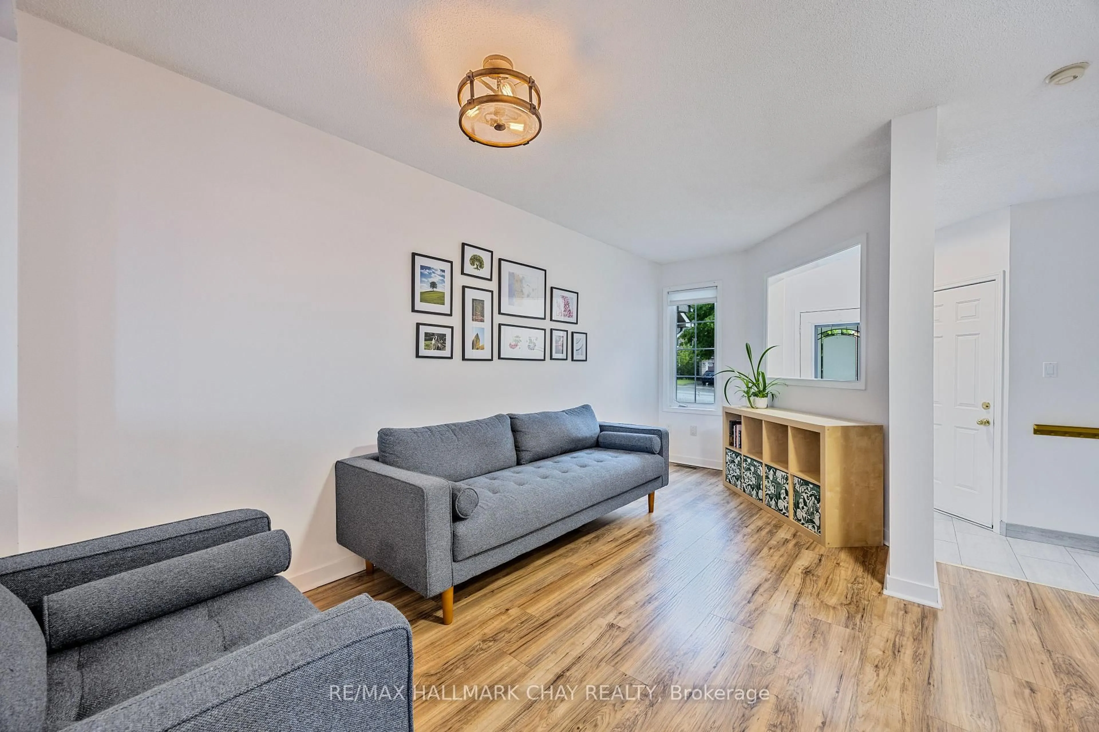 Living room with furniture, wood/laminate floor for 87 Hawthorne Cres, Barrie Ontario L4N 9Y8