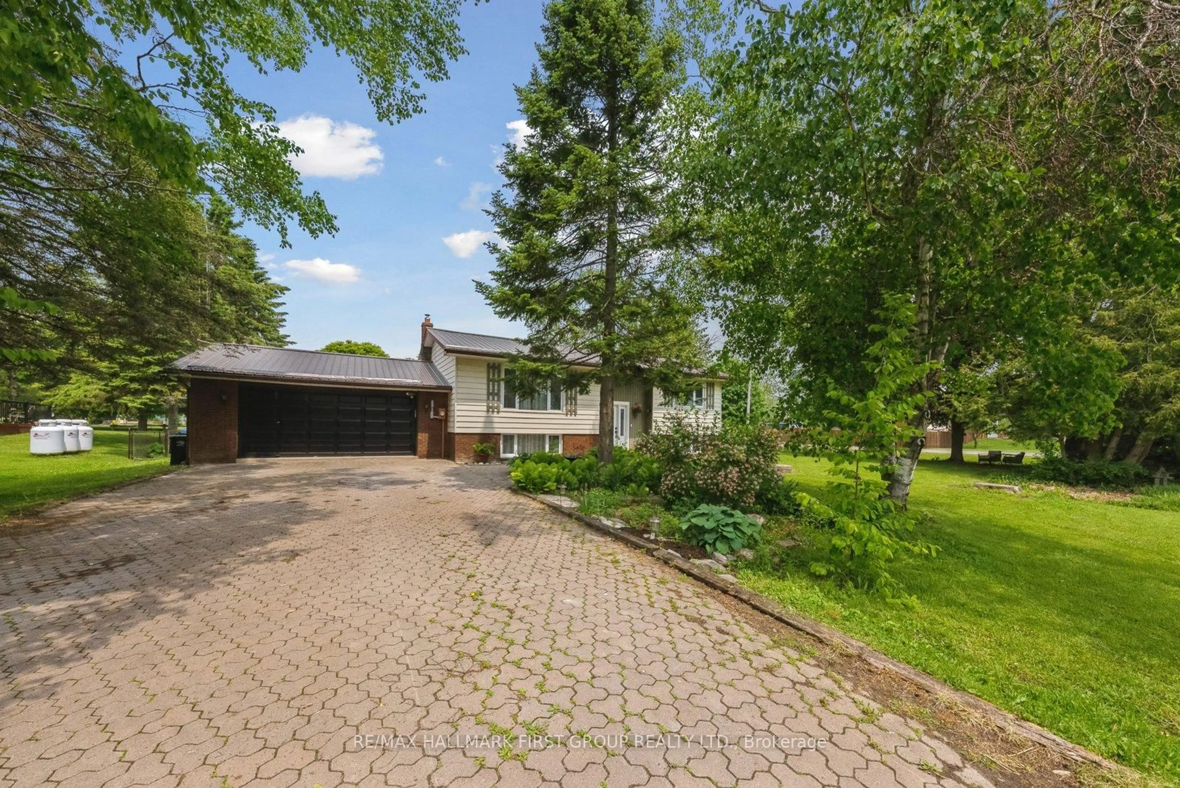 A pic from outside/outdoor area/front of a property/back of a property/a pic from drone, street for 2738 Stephen Dr, Ramara Ontario L0K 1B0