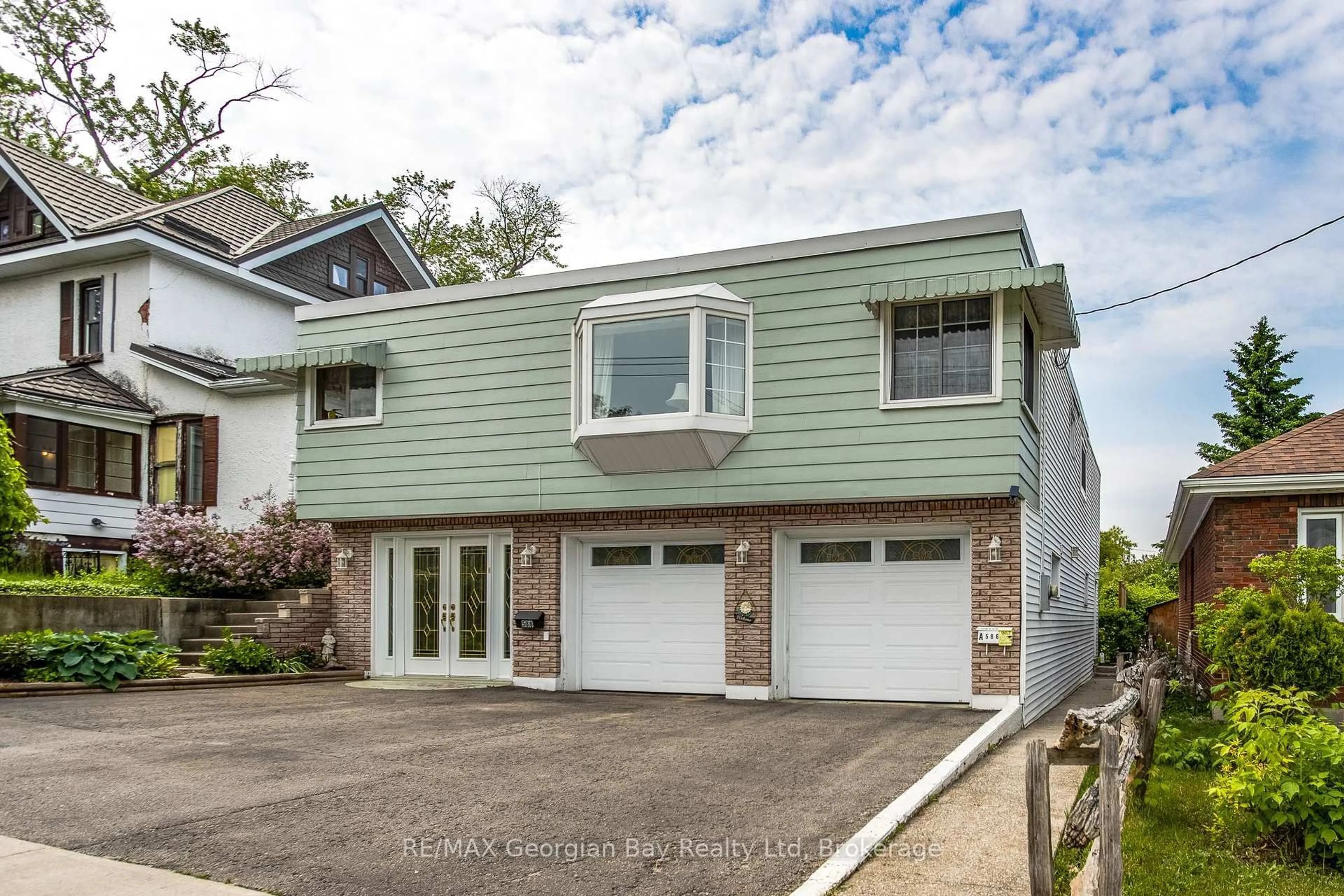 Home with vinyl exterior material, street for 586 Dominion Ave, Midland Ontario L4R 1R3