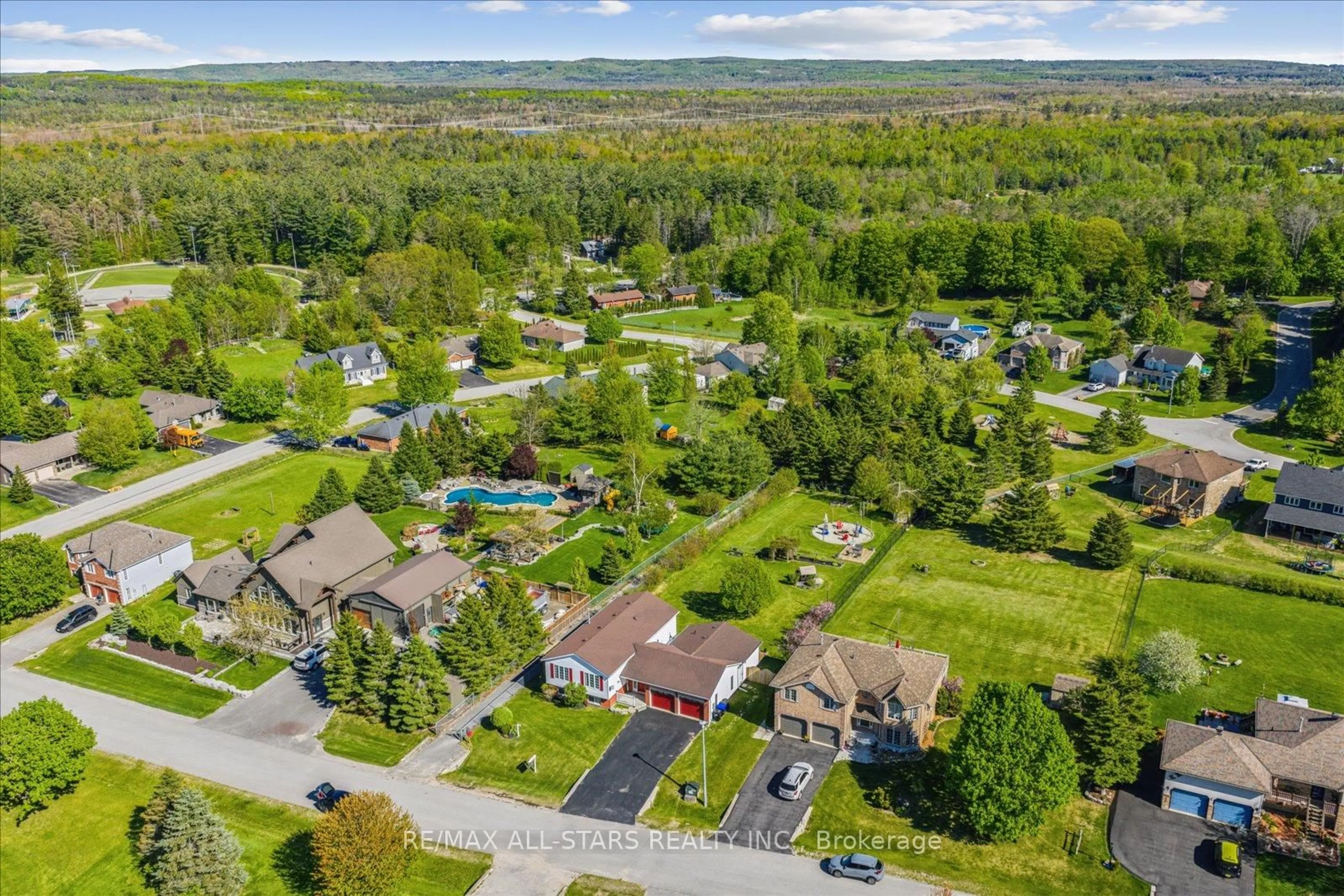 A pic from outside/outdoor area/front of a property/back of a property/a pic from drone, unknown for 54 Marlow Circ, Springwater Ontario L0L 1V0