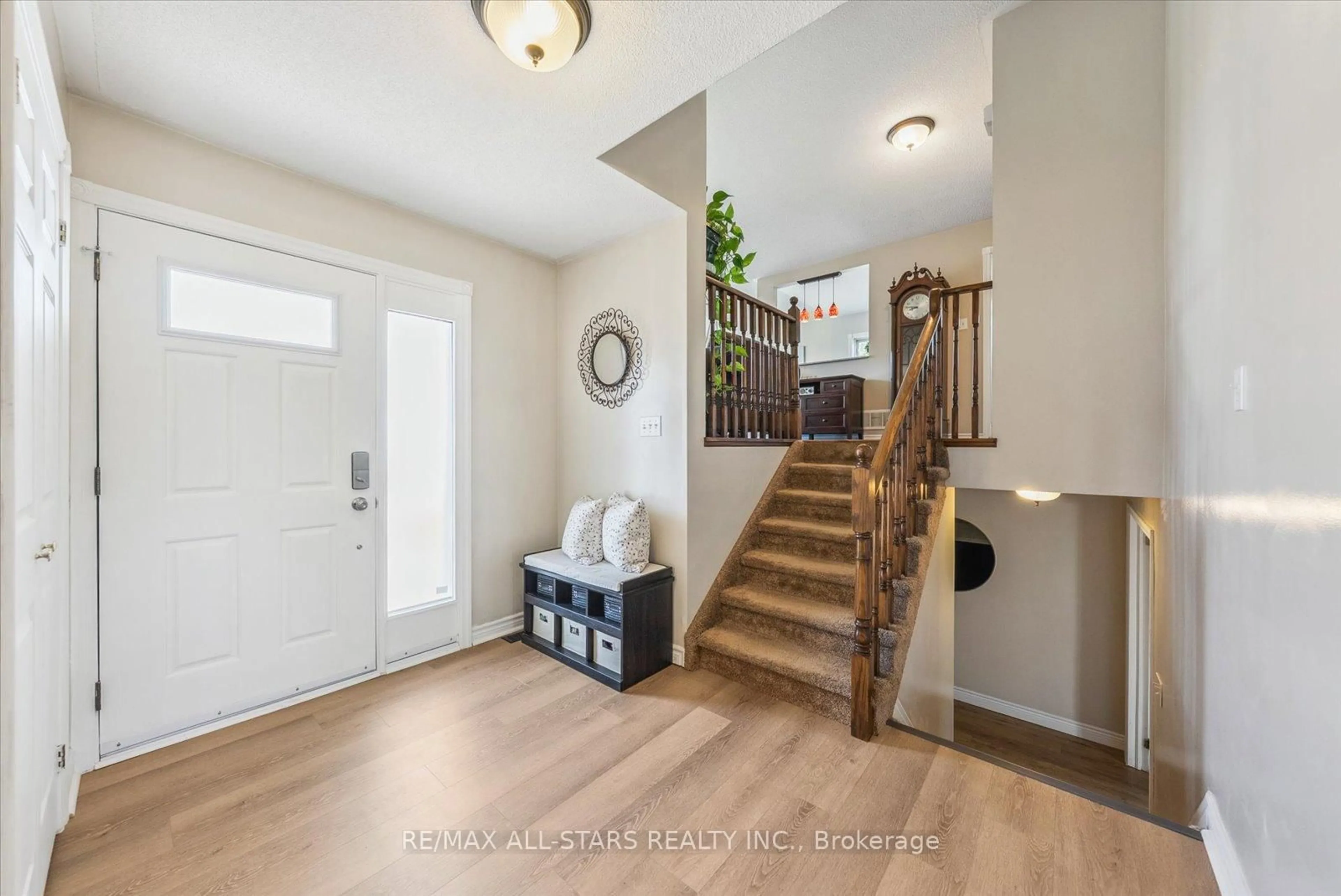 Indoor entryway for 54 Marlow Circ, Springwater Ontario L0L 1V0