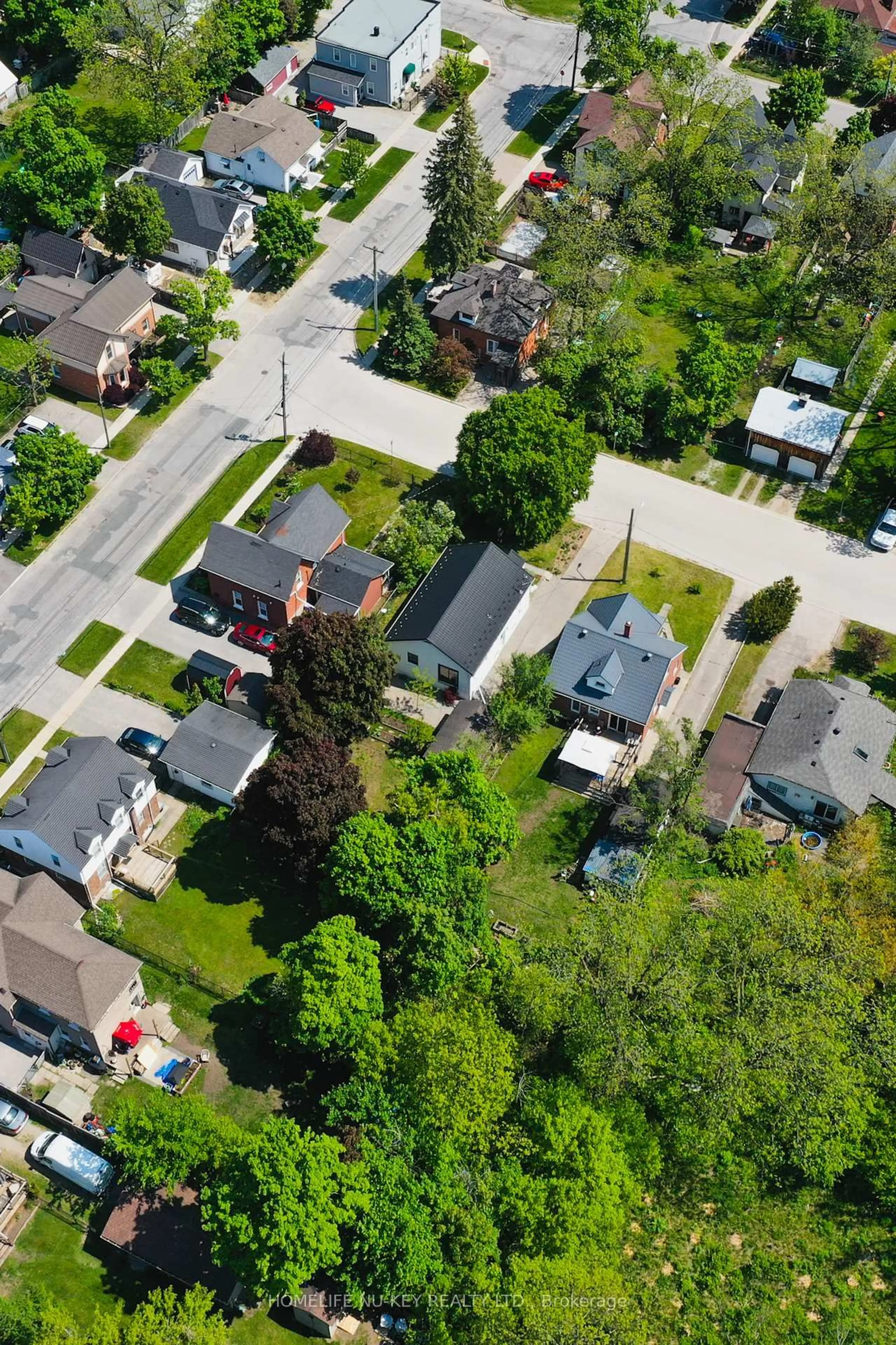 A pic from outside/outdoor area/front of a property/back of a property/a pic from drone, street for 4 MULHOLLAND St, Barrie Ontario L4N 1X2