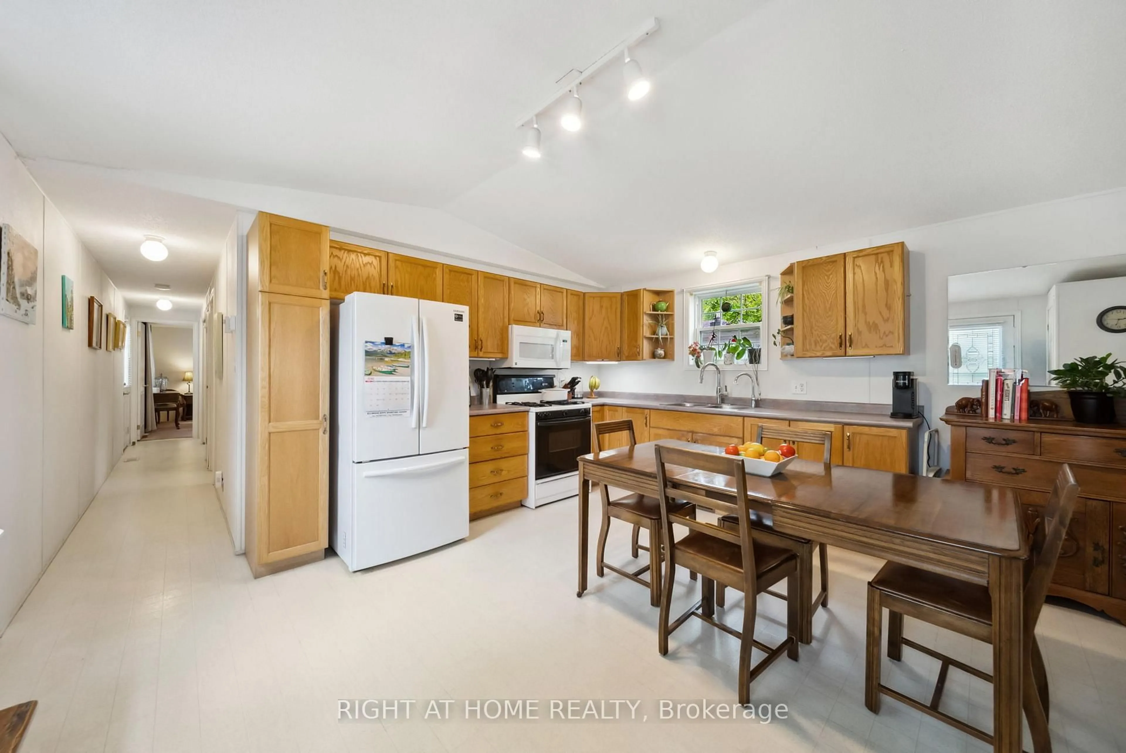 Open concept kitchen, ceramic/tile floor for 4117 Ash Cres, Severn Ontario L3V 6H4